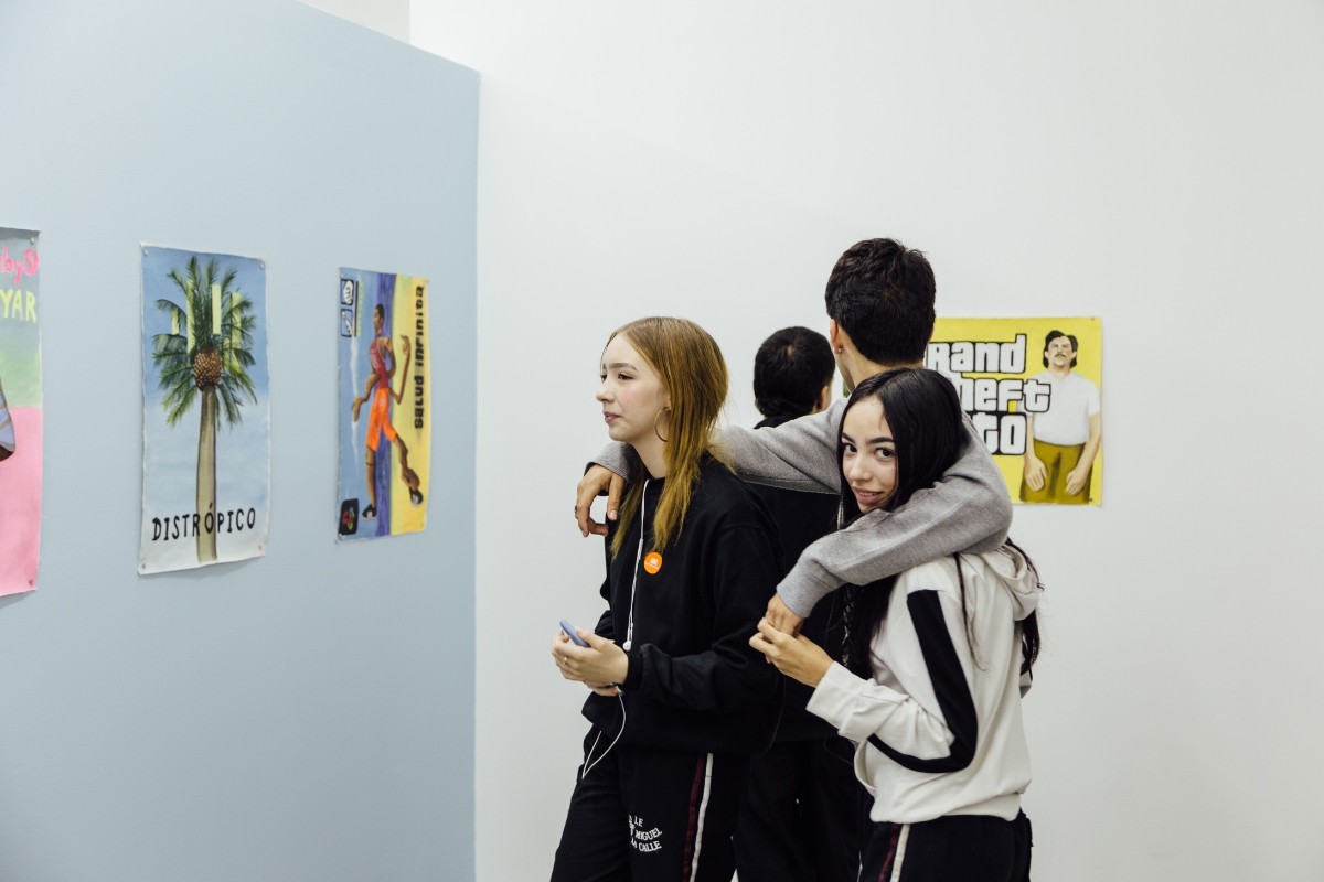 Fotografía de visitantes en la exposición Johan Samboni. Ensayo sobre pandillas, videojuegos, Internet y palmeras