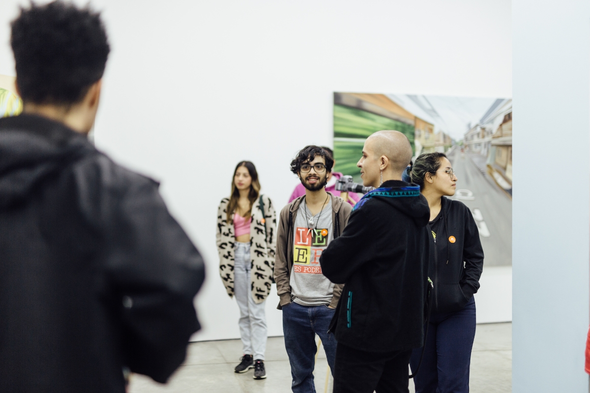 Fotografía de visitantes en la exposición Johan Samboni. Ensayo sobre pandillas, videojuegos, Internet y palmeras