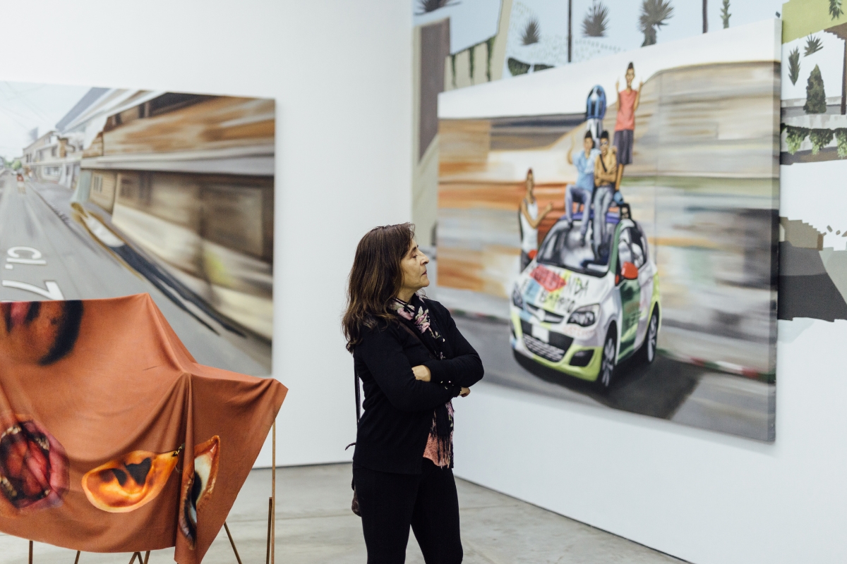 Fotografía de visitante en la exposición Johan Samboni. Ensayo sobre pandillas, videojuegos, Internet y palmeras