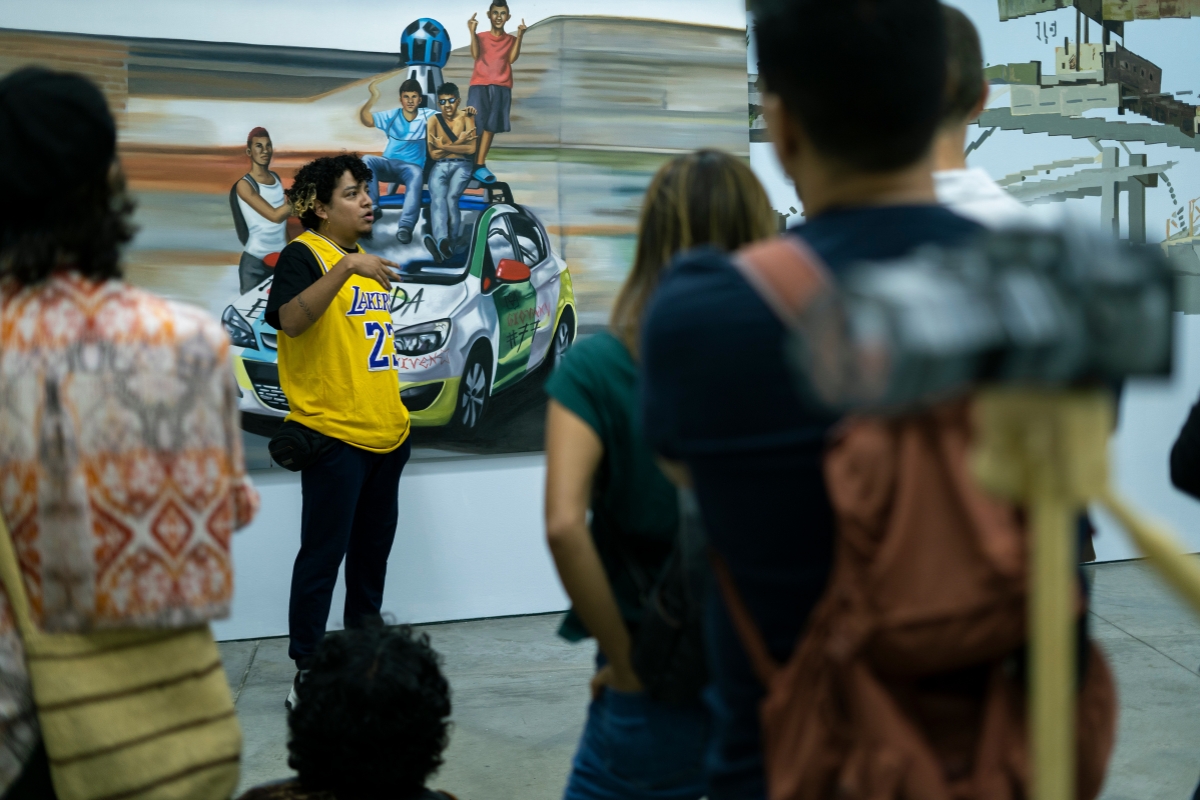 Fotografía de visitantes en la exposición Johan Samboni. Ensayo sobre pandillas, videojuegos, Internet y palmeras