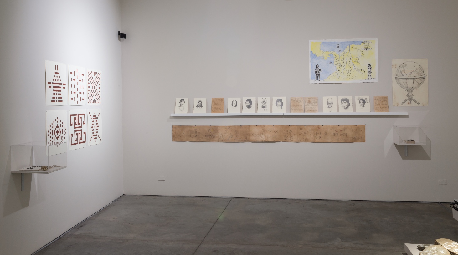 Exposición Brevísima relación de la construcción de las indias obra en pared Jorge Mejía