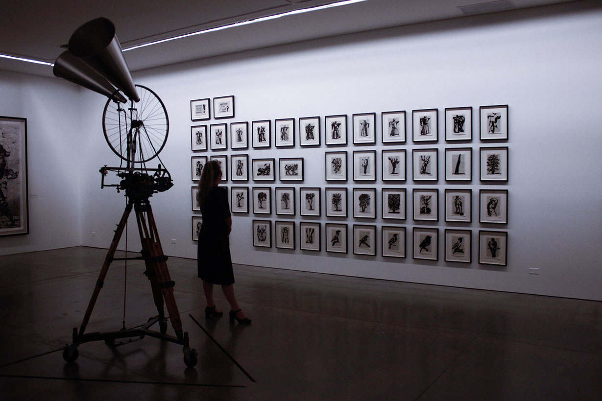 Exposiciones cuadros en pared Exposiciones en pared del mamm Exposiciones imagen Exposiciones sala del mamm obra Fortuna William Kentridge