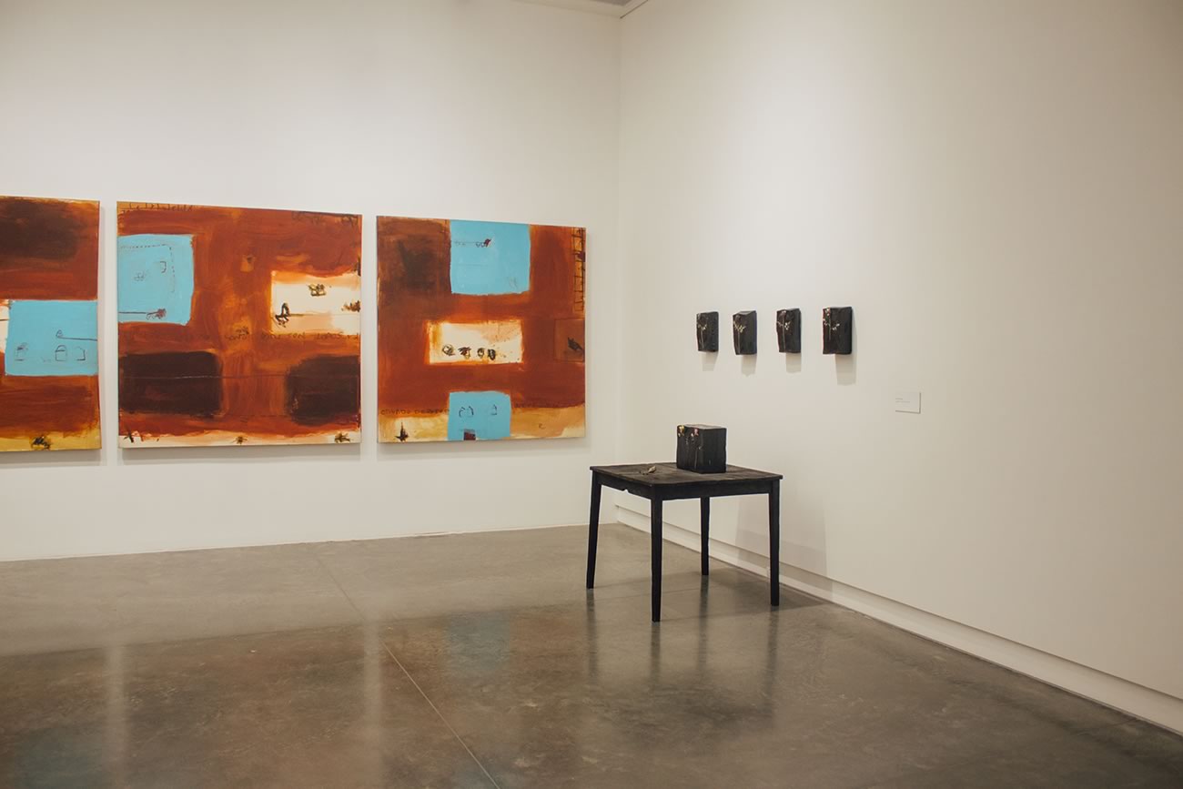 Exposición del mamm en pared puerta de la contemporaneidad