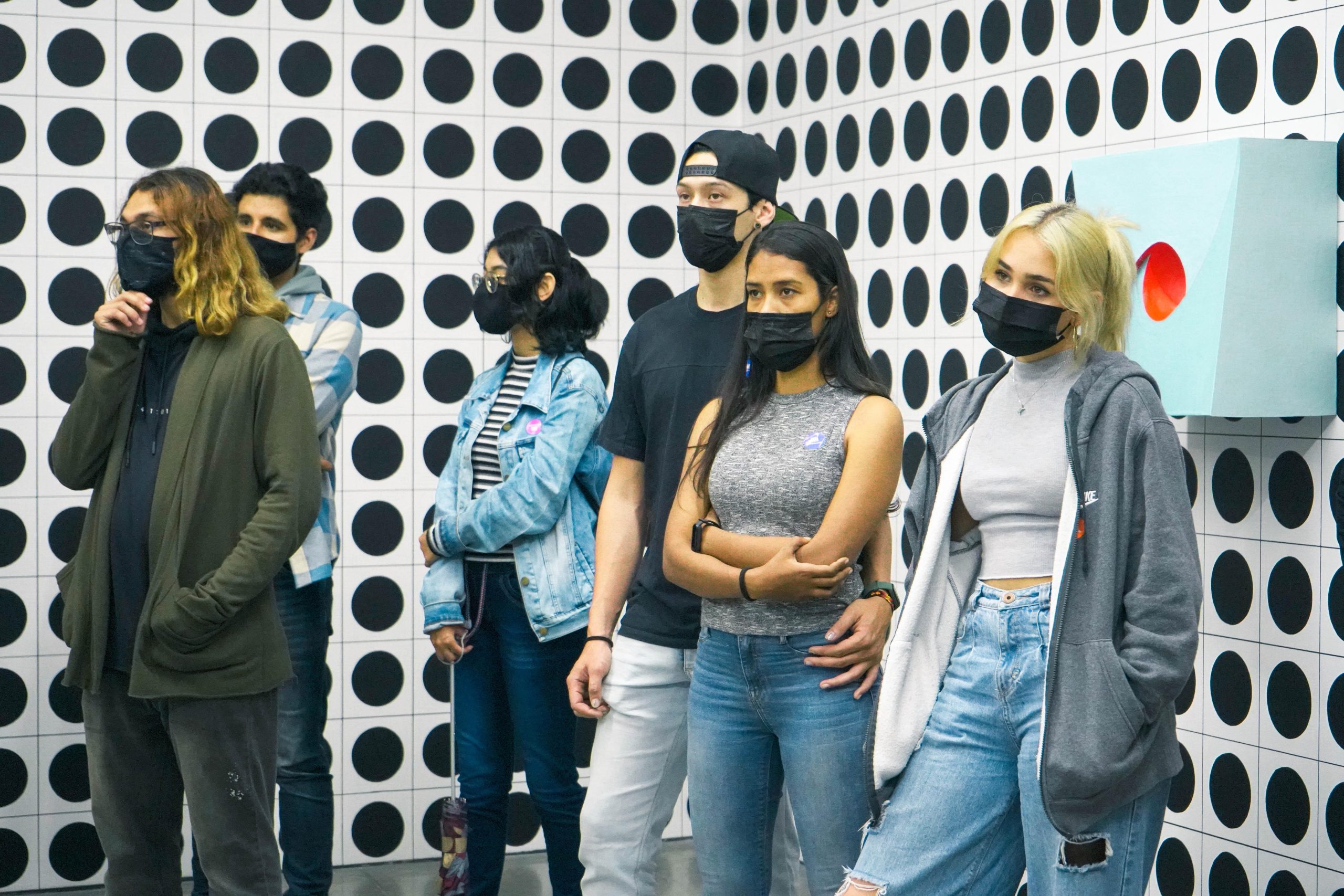 Exposición el Espejo Rodrigo Hernandez espectadores