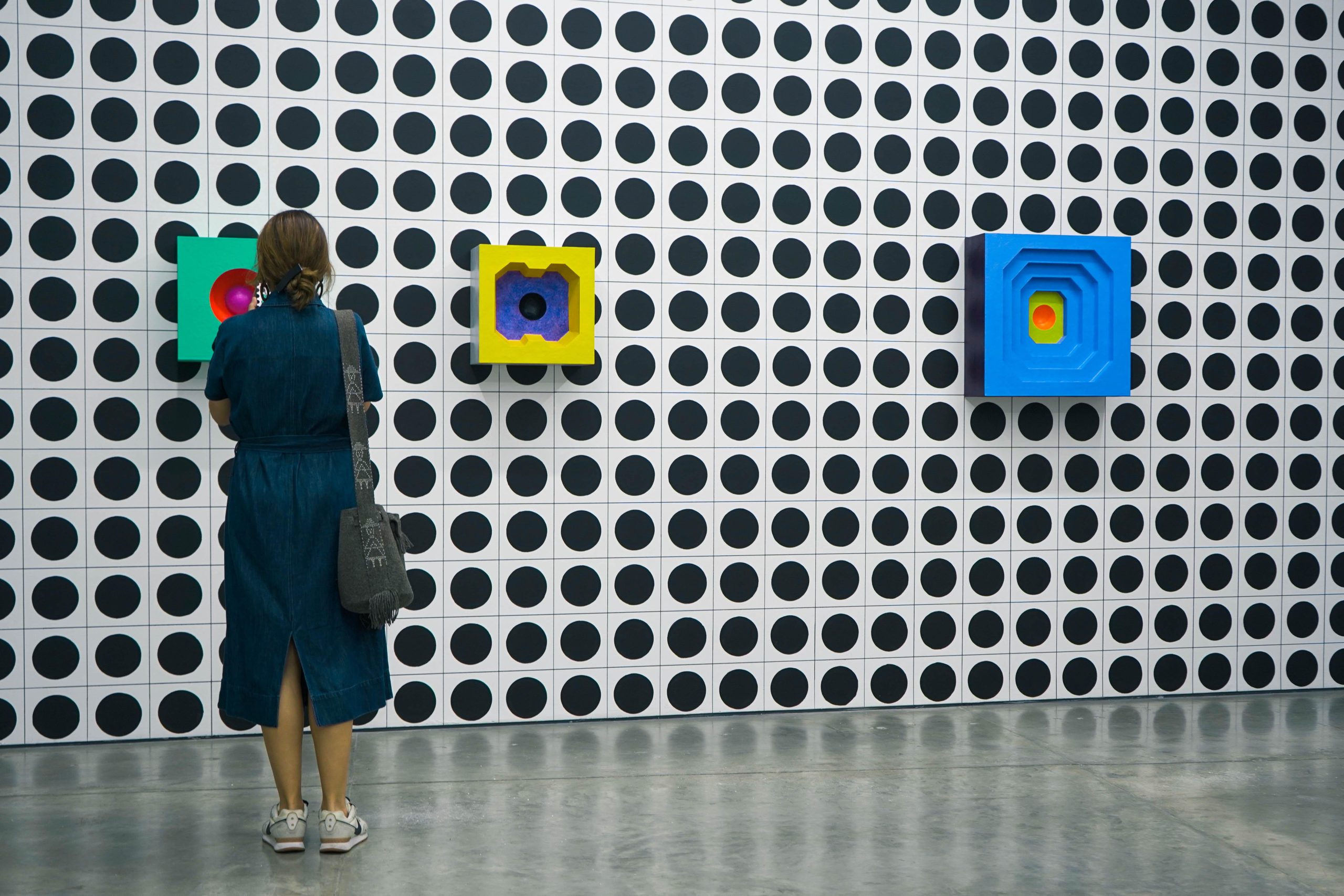 Exposición el Espejo Rodrigo Hernandez esculturas en pared