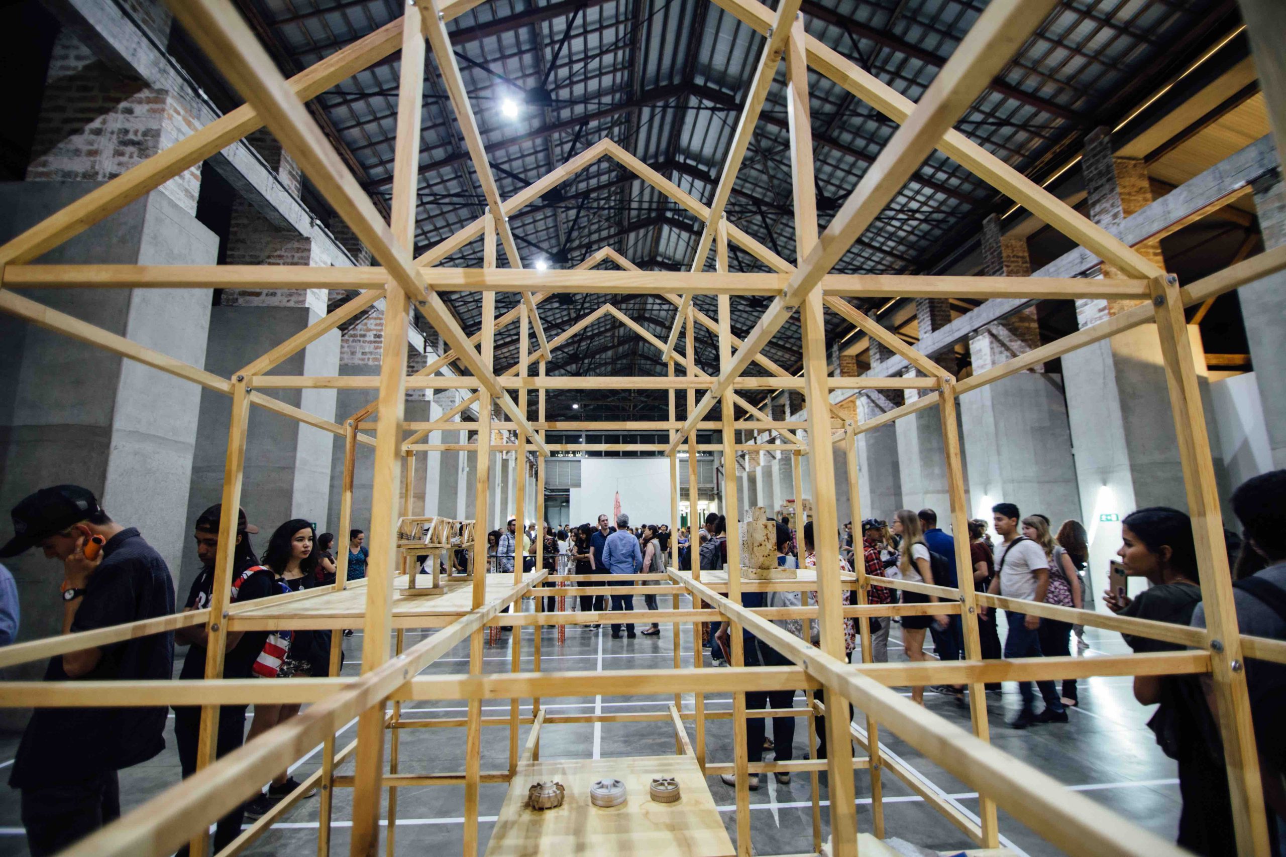 Exposiciones estructura de madera Patio de esculturas