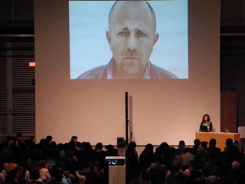 Fotografía de la artista Sophie Calle