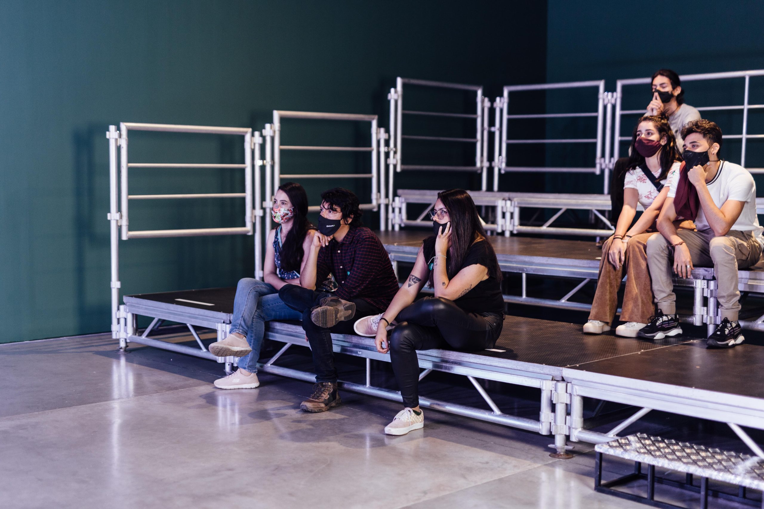 Exposiciones MAMM: grupo analiza la obra Exit World, una obra del colectivo DIS