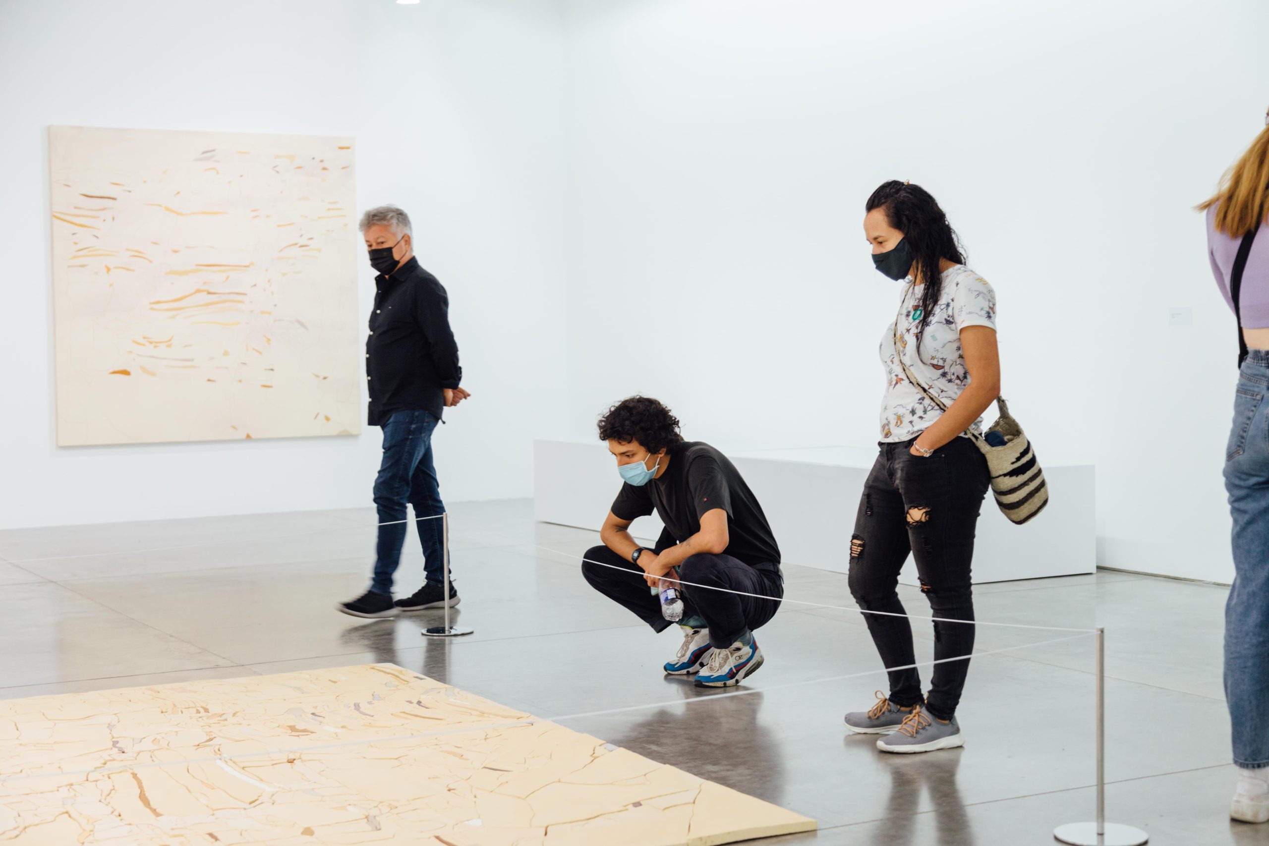 Exposiciones MAMM: grupo observa una de las piezas en Amarillos, obra de Irene Kopelman