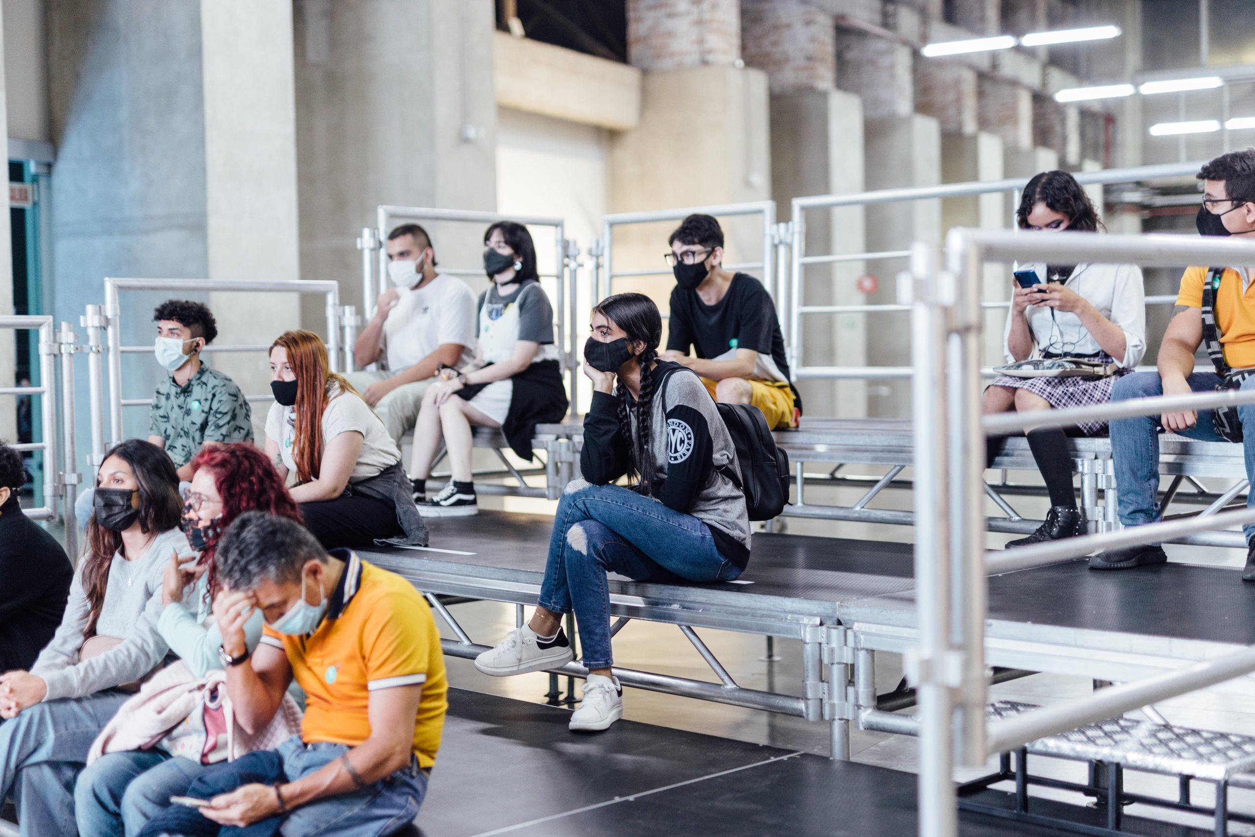 Exposiciones MAMM: grupo visitante en la obra Exit World, una obra del colectivo DIS