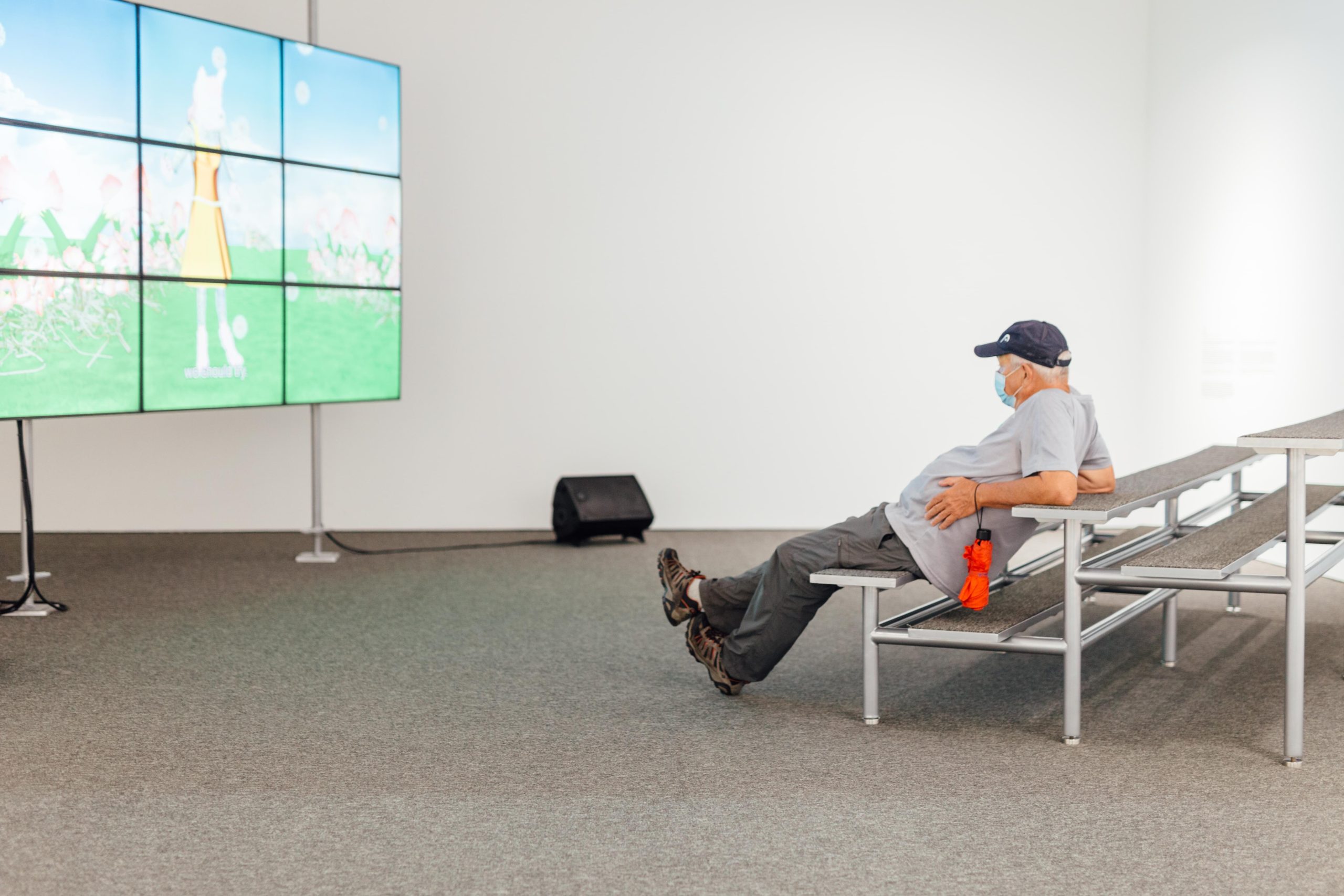 MAMM Exposiciones: hombre adulto visitando la obra Trescaras, tres mundos