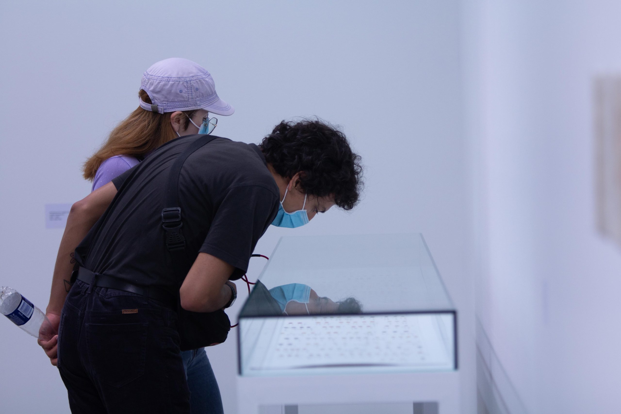 Exposiciones MAMM: hombre detalla una de las piezas en Amarillos, obra de Irene Kopelman