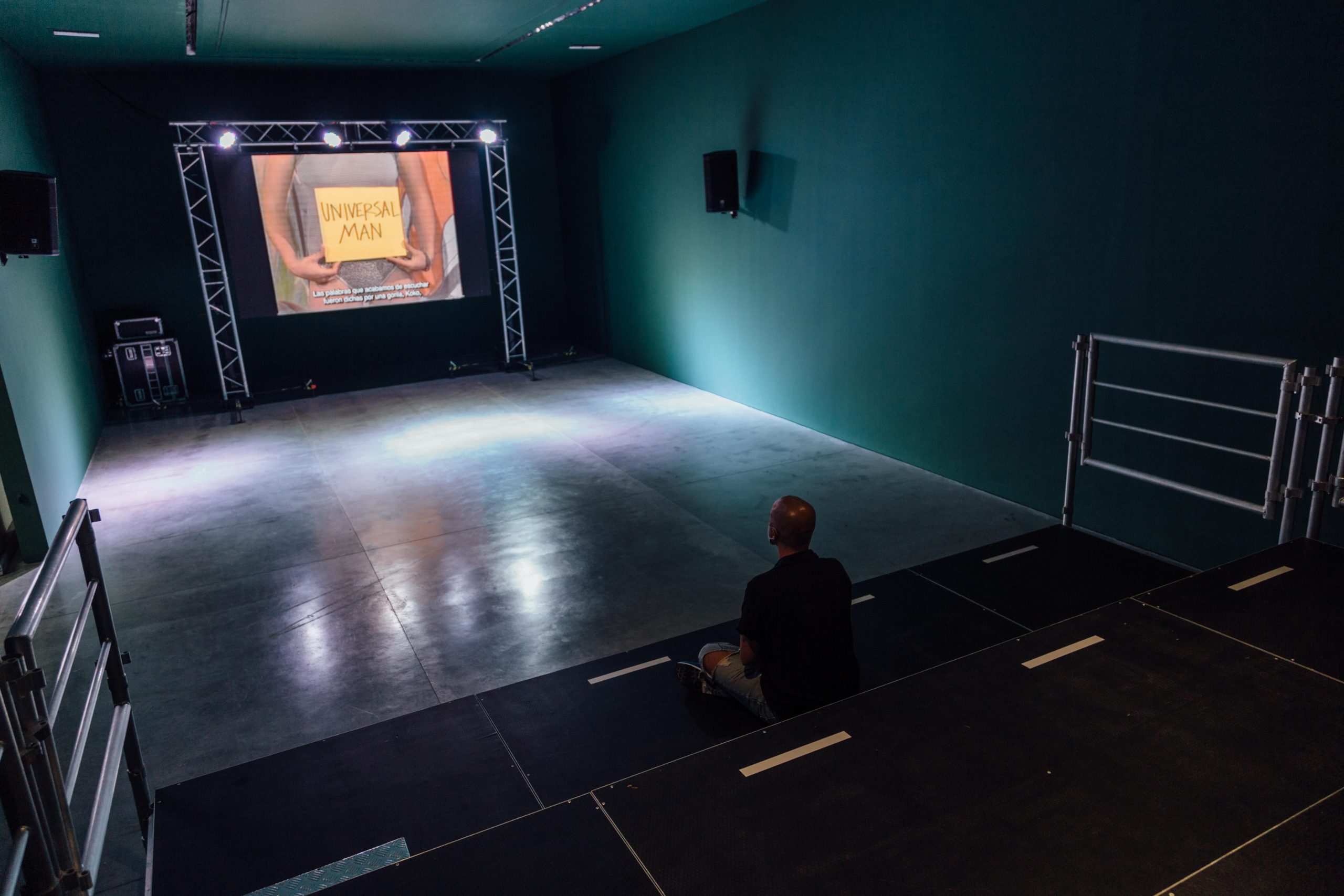 Exposiciones MAMM: hombre observa la obra Exit World, una obra del colectivo DIS