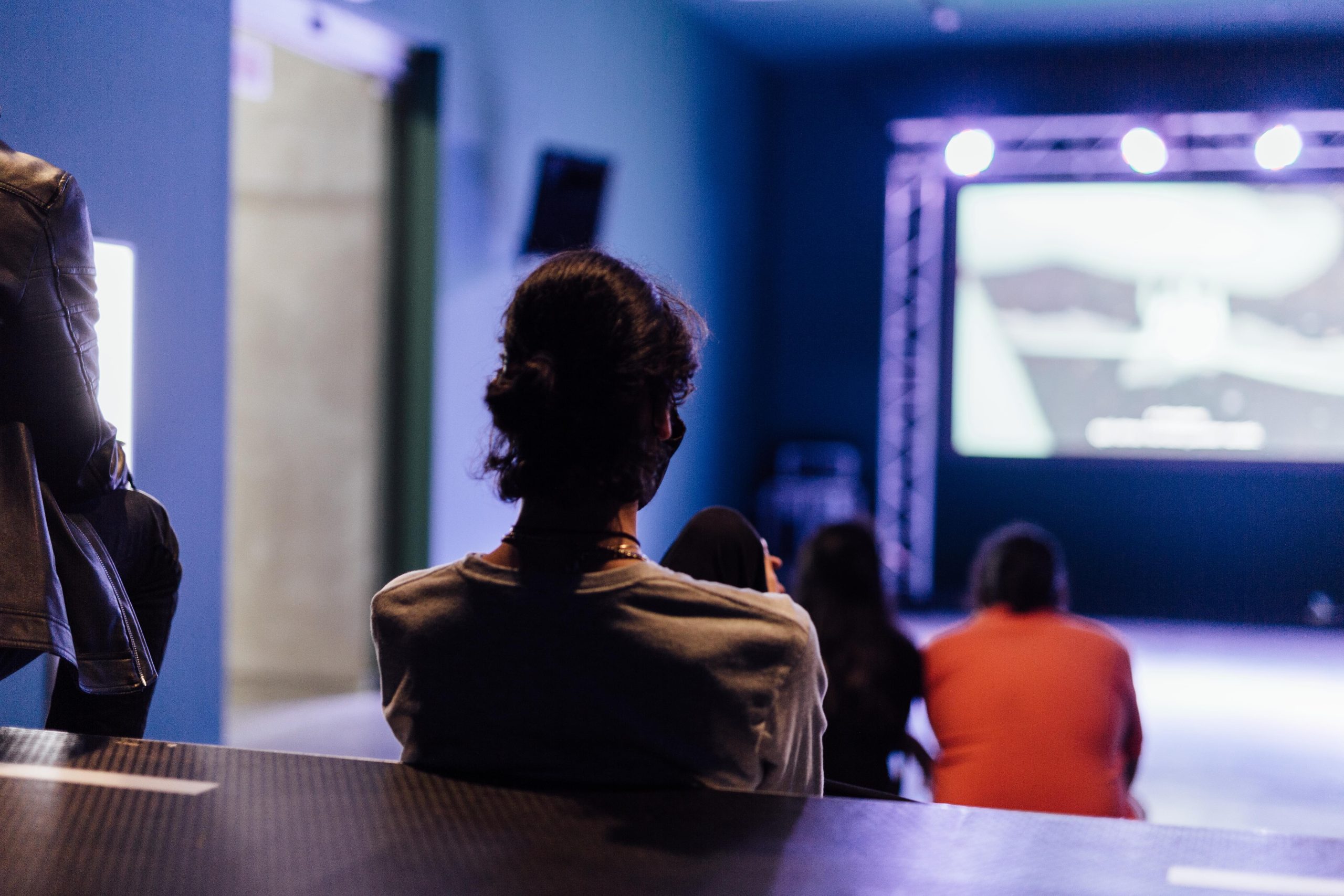 Exposiciones MAMM: hombre observa Exit World, una obra del colectivo DIS