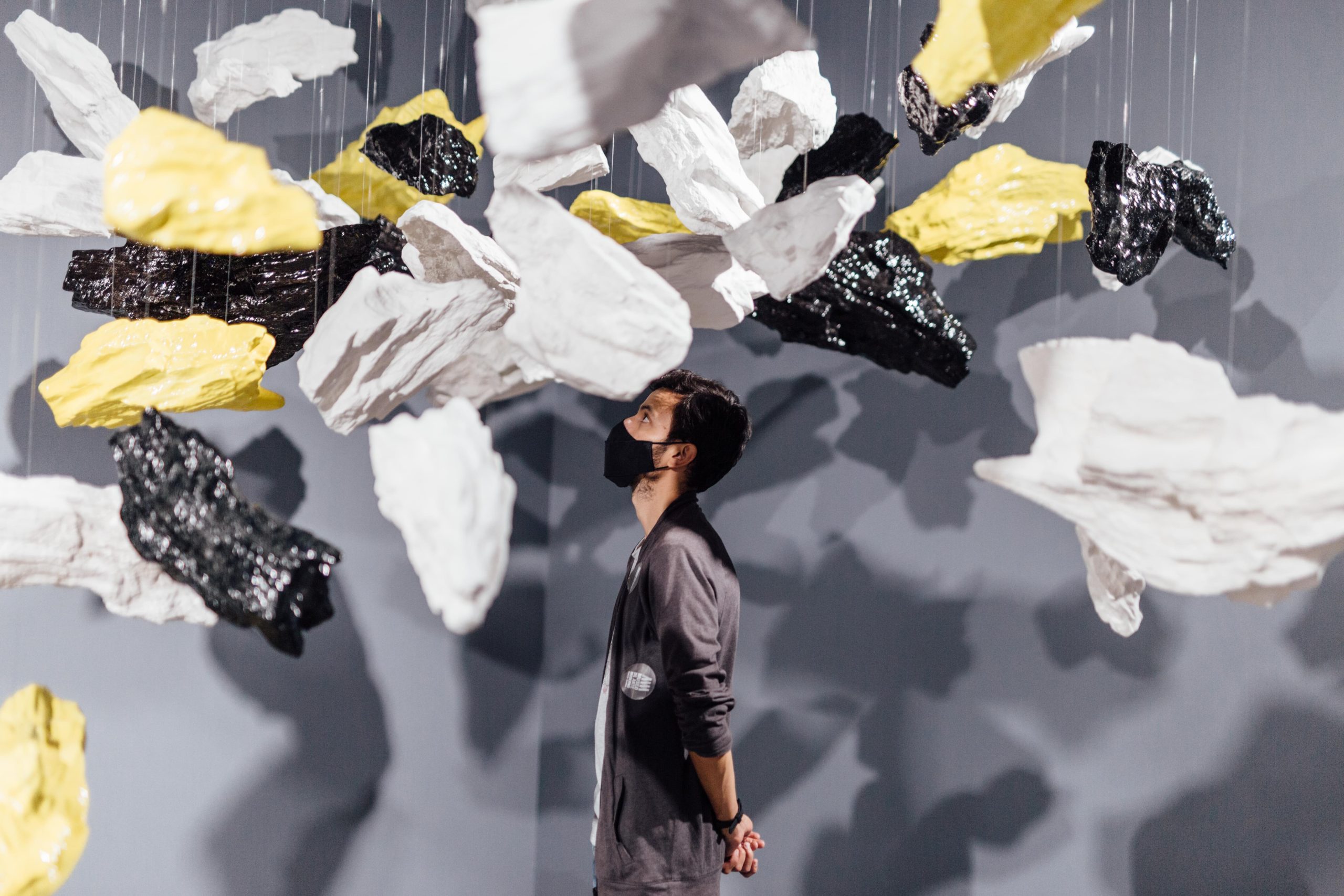 Exposiciones MAMM: hombre se involucra con la obra El camino mas largo Arte Contemporáneo en Antioquia