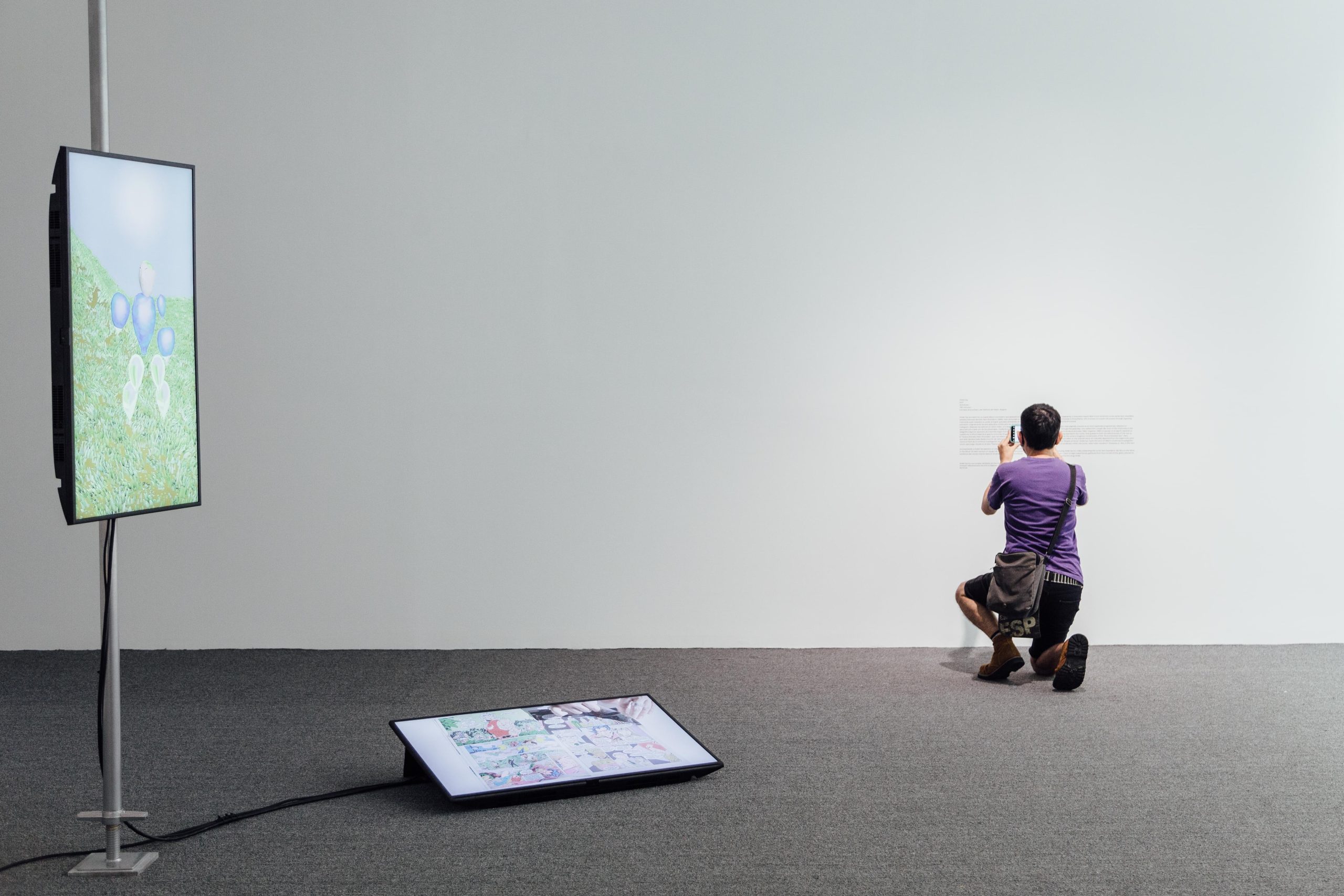 MAMM Exposiciones: hombre tomando fotos en la obra Trescaras, tres mundos