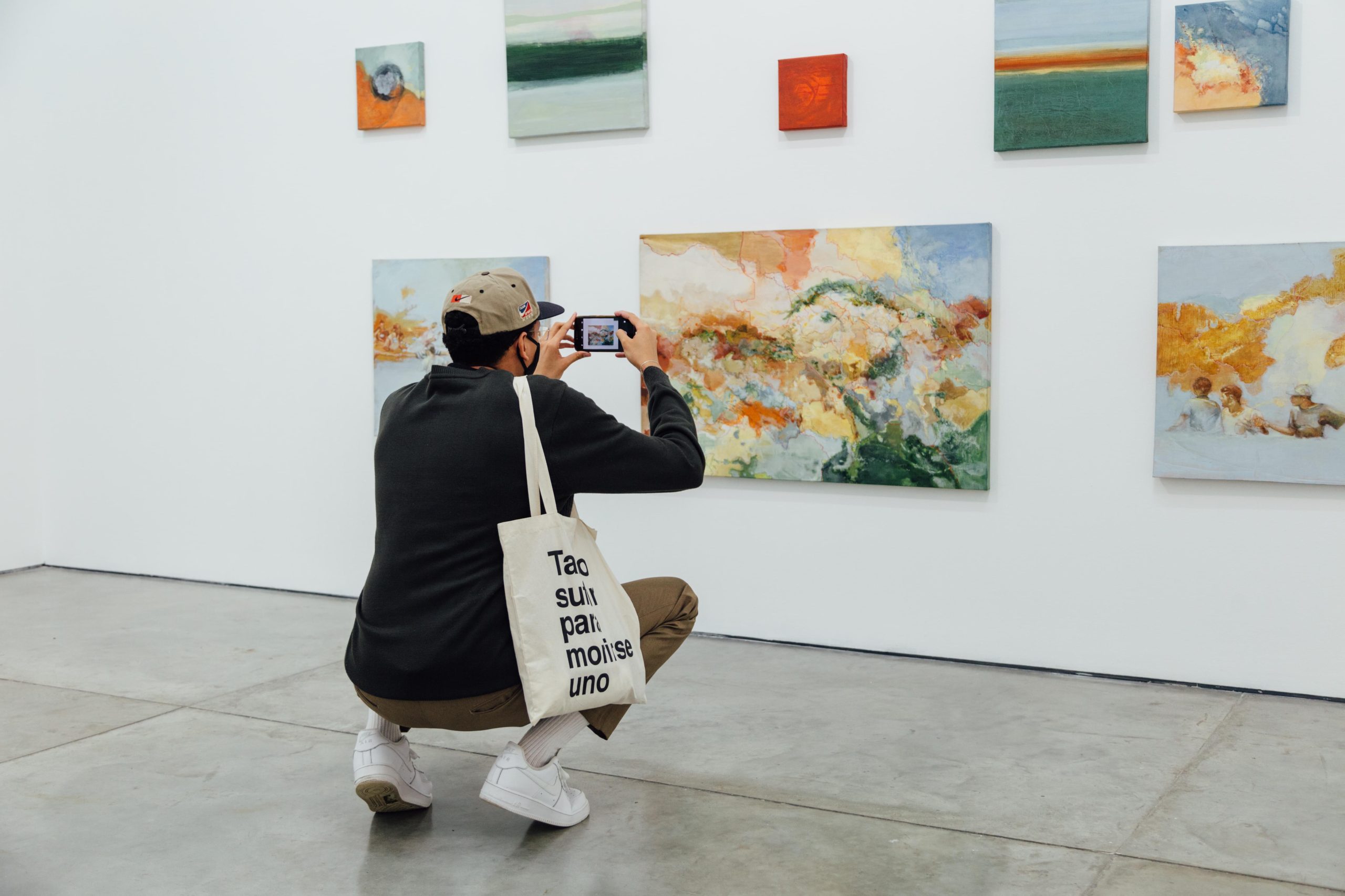 Exposición Contracorriente Martha Ramirez Contracorriente tomando foto