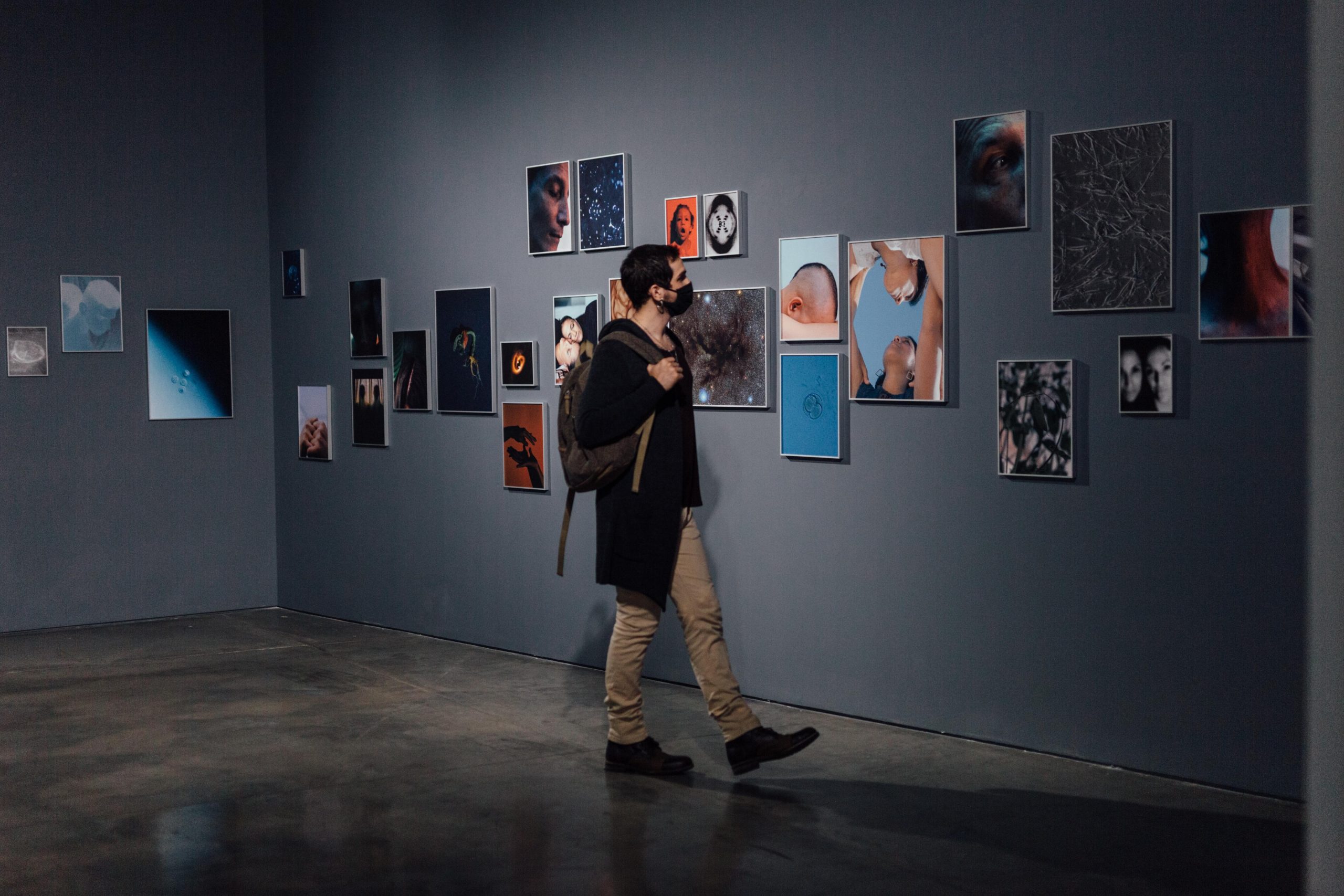 Exposiciones MAMM: joven recorre la sala El camino mas largo Arte Contemporáneo en Antioquia