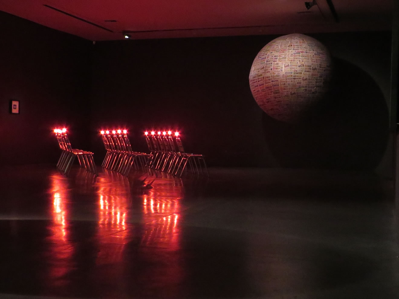 Exposición luces rojas La leyenda del sueño Álvaro Barrios