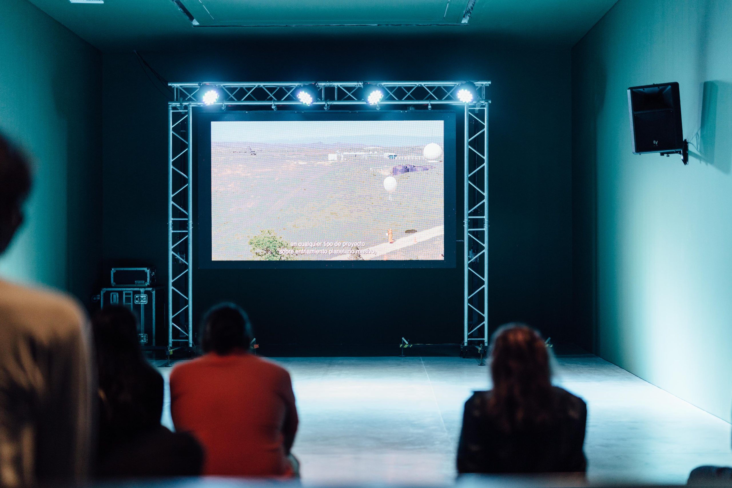 Exposiciones MAMM: una pantalla en Exit World, una obra del colectivo DIS