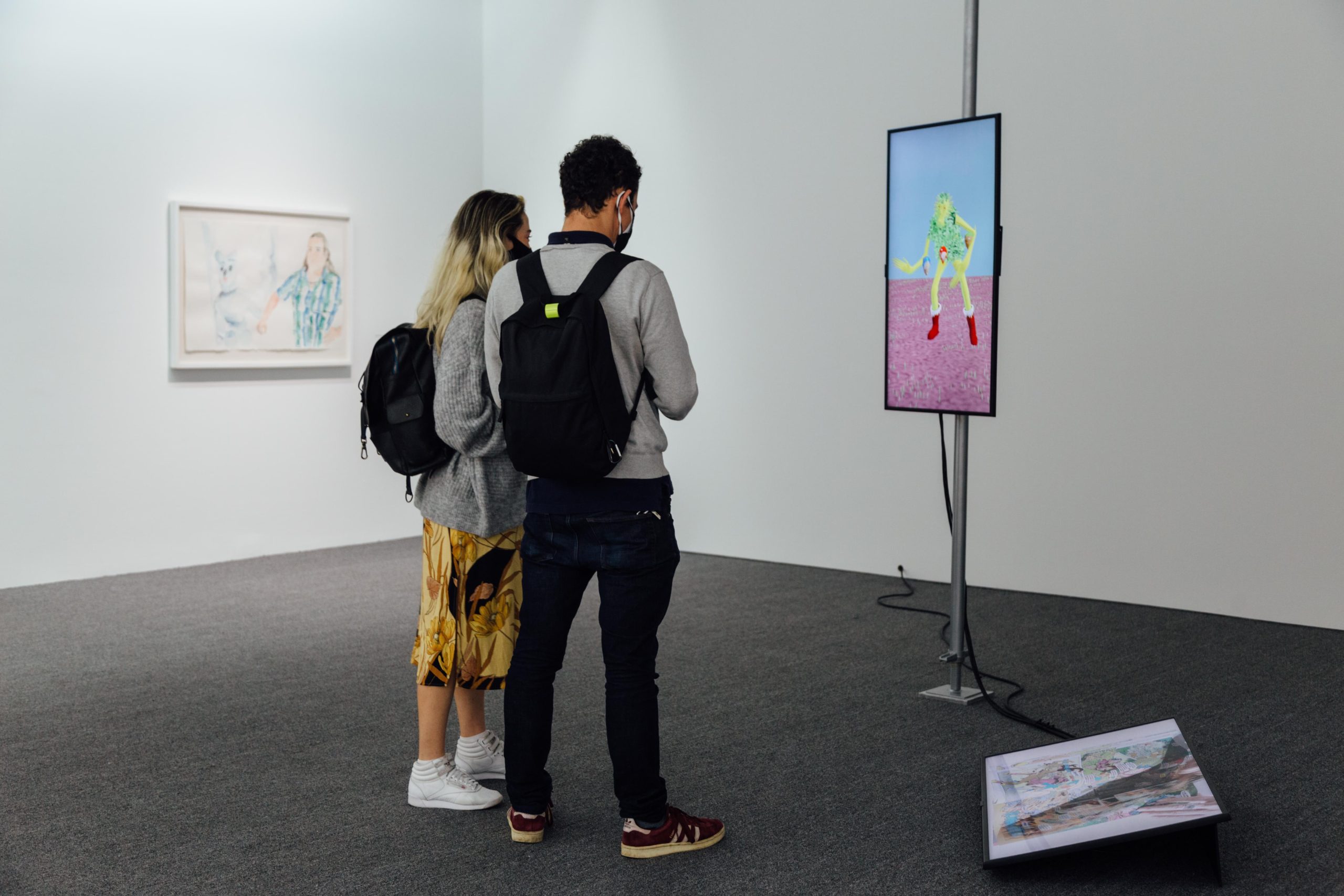 MAMM Exposiciones: estudiantes apreciando la obra Trescaras, tres mundos