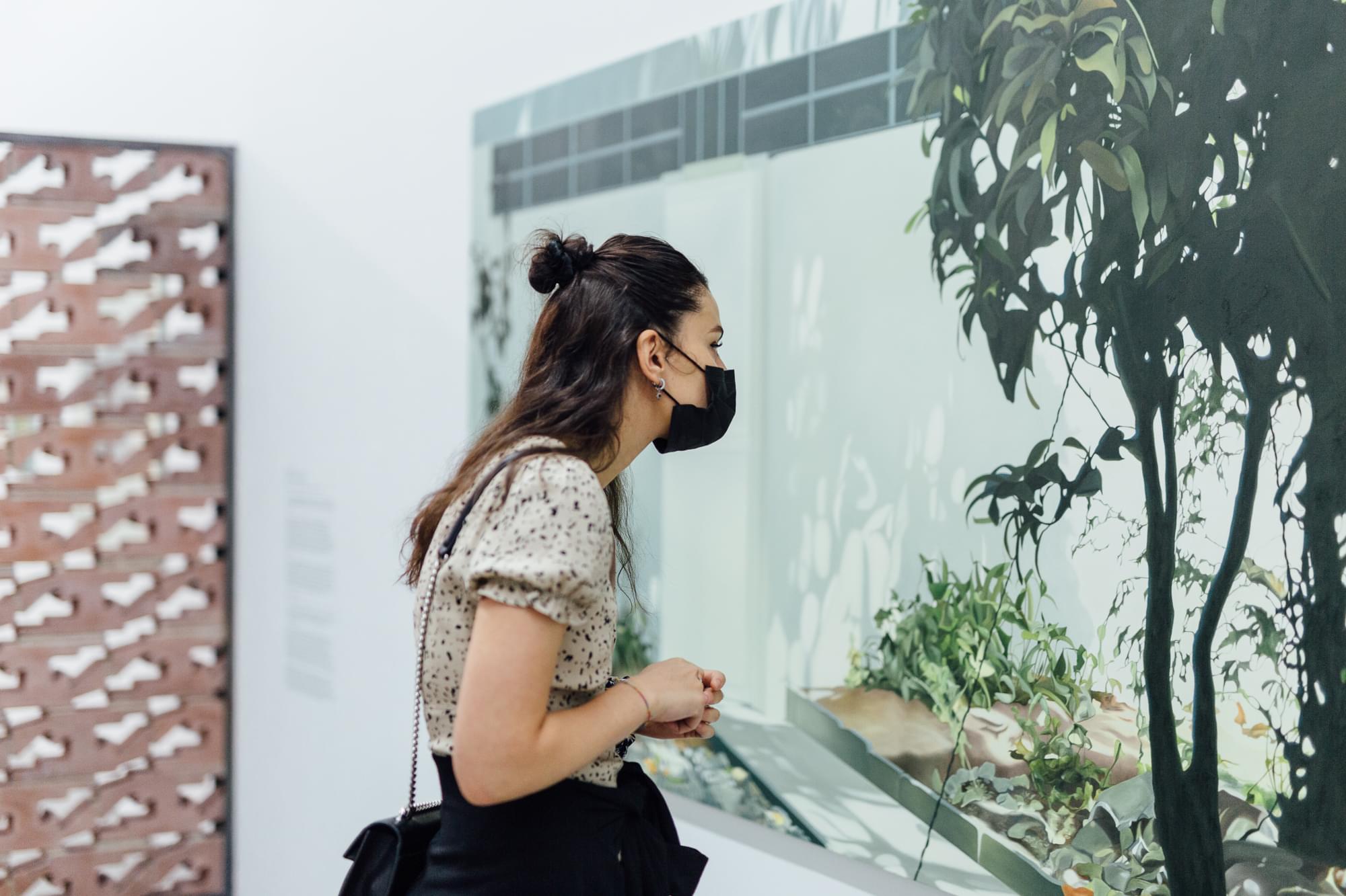 Exposiciones MAMM: mujer joven observa El camino mas largo Arte Contemporáneo en Antioquia