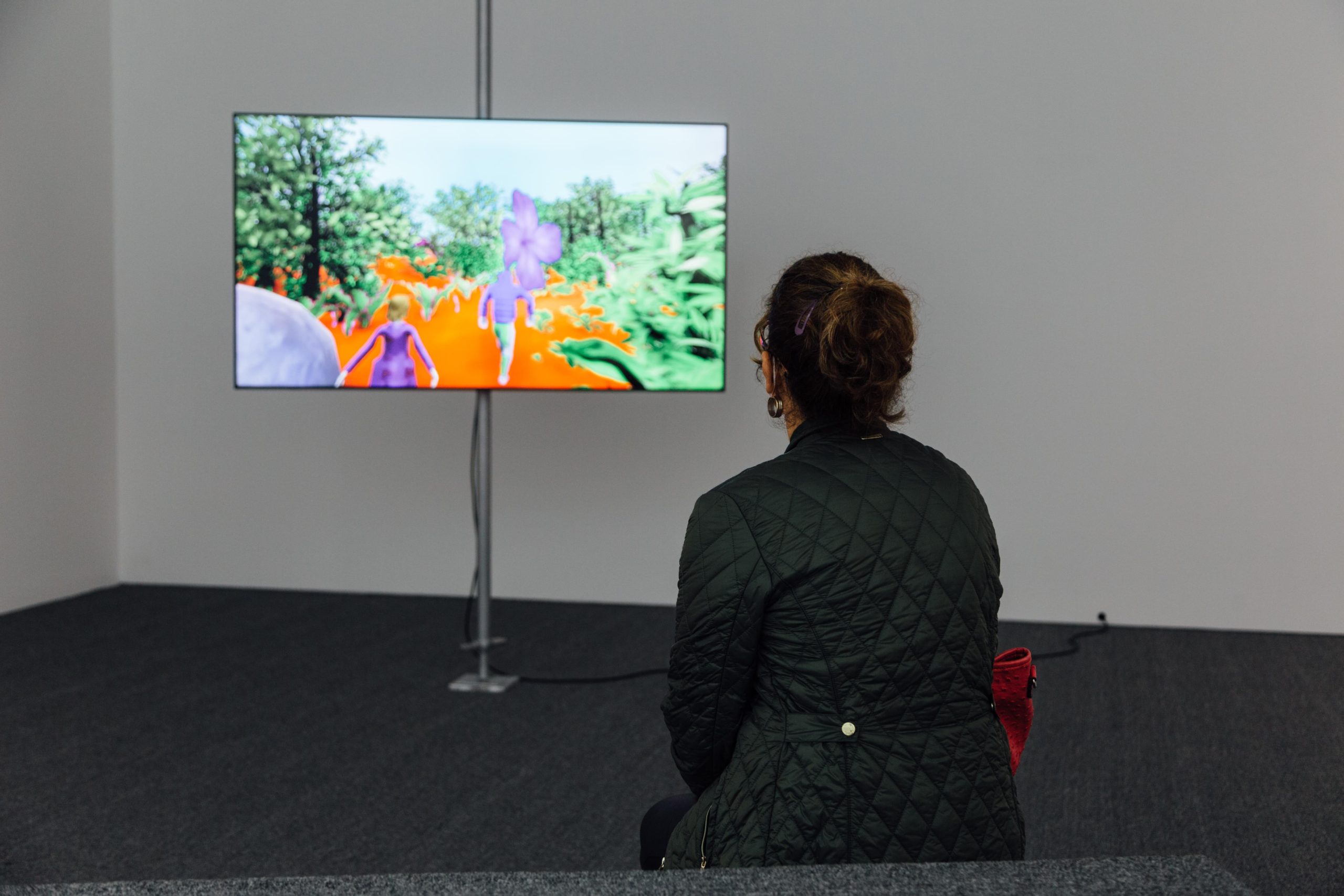 MAMM Exposiciones: mujer joven visita inauguracion de la obra Trescaras, tres mundos