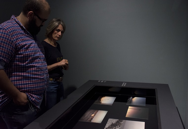 Personas viendo la exposición