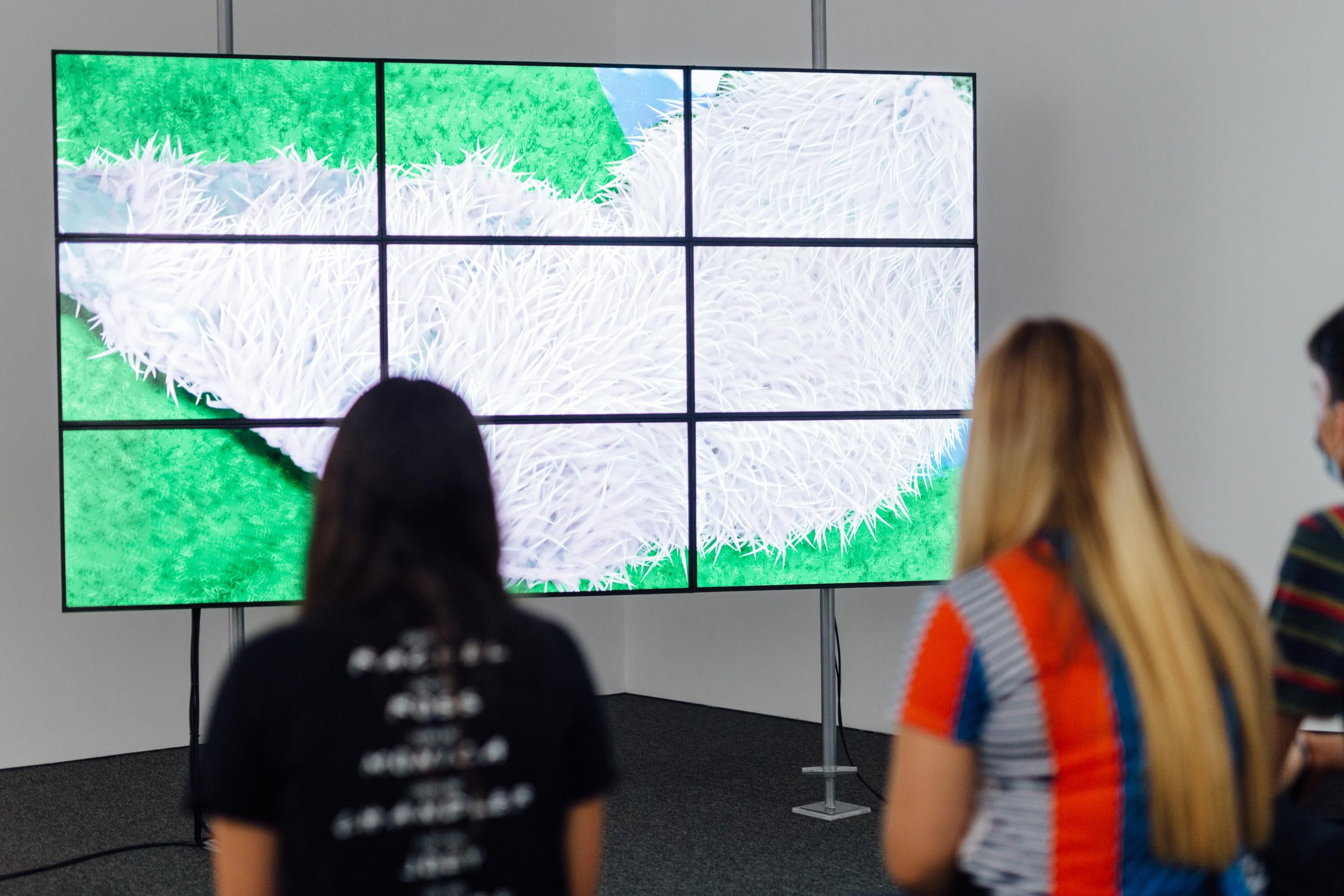 MAMM Exposiciones: mujeres observando la obra la obra Trescaras, tres mundos