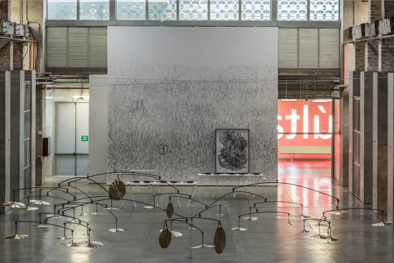 mamm-exposiciones-en el piso obra Herramientas de trabajo Carlos Amorales