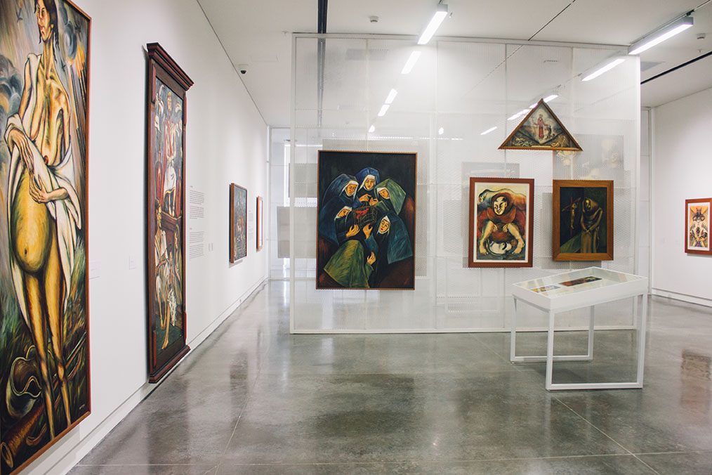 Exposición obra en pared La vida con toda su fuerza admirable Débora Arango