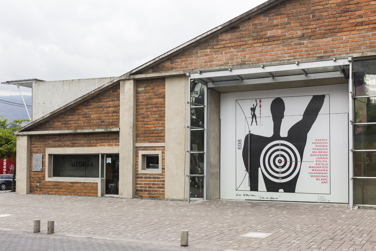 Obra en puerta del grupo Utopía