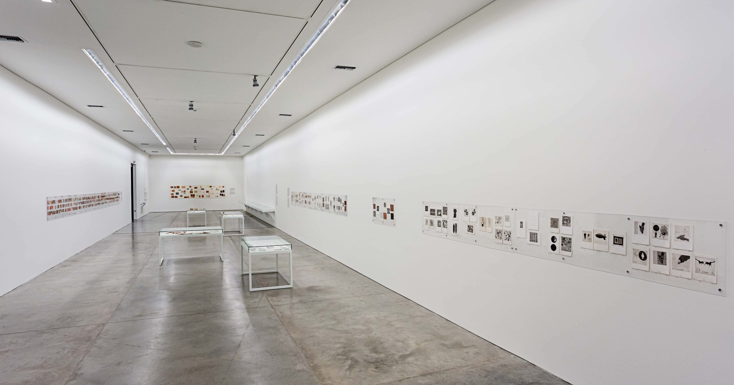 Obras en la sala con la exposición Muestrario de José Antonio Suárez Londoño