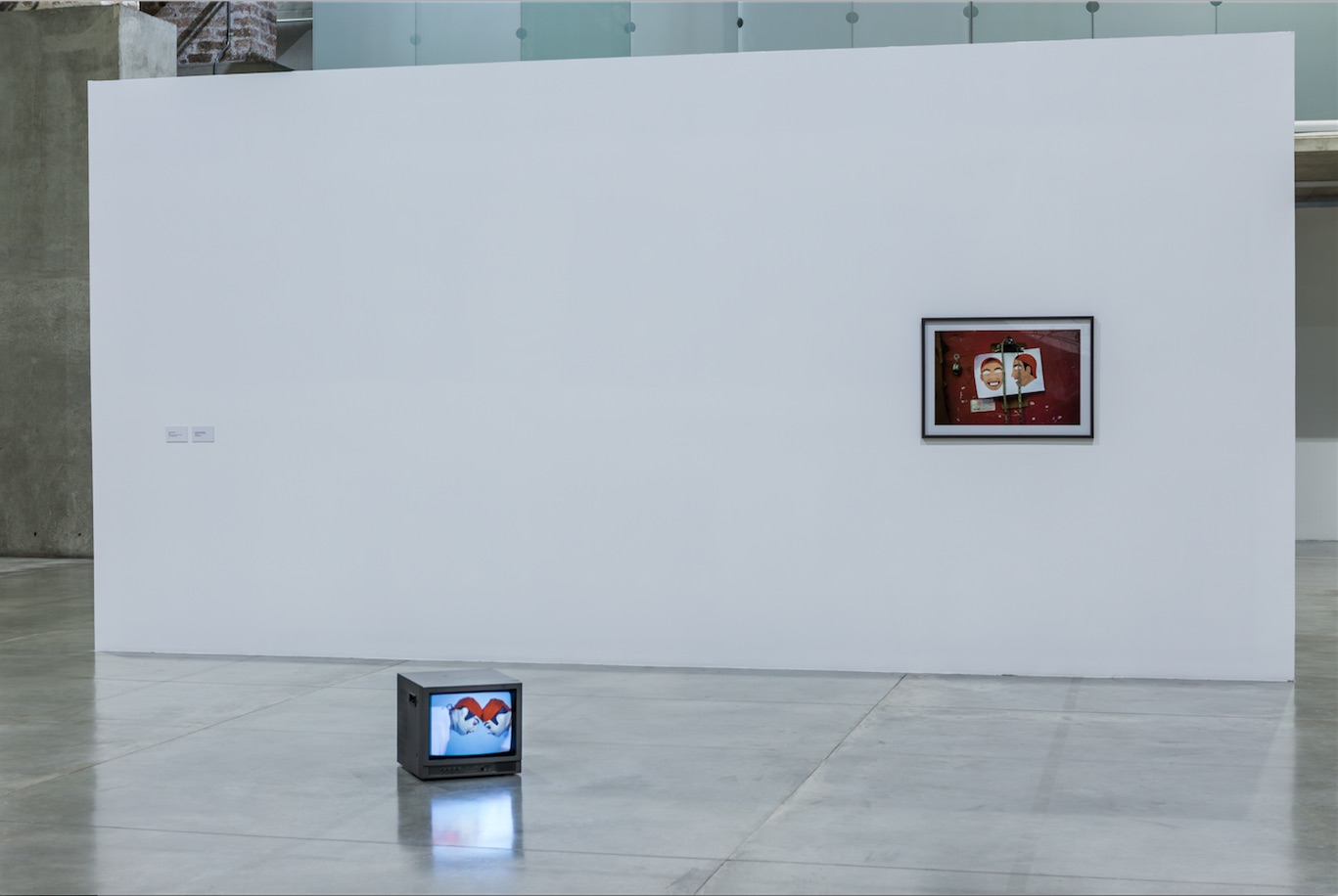 Exposición panel del mamm Herramientas de trabajo Carlos Amorales