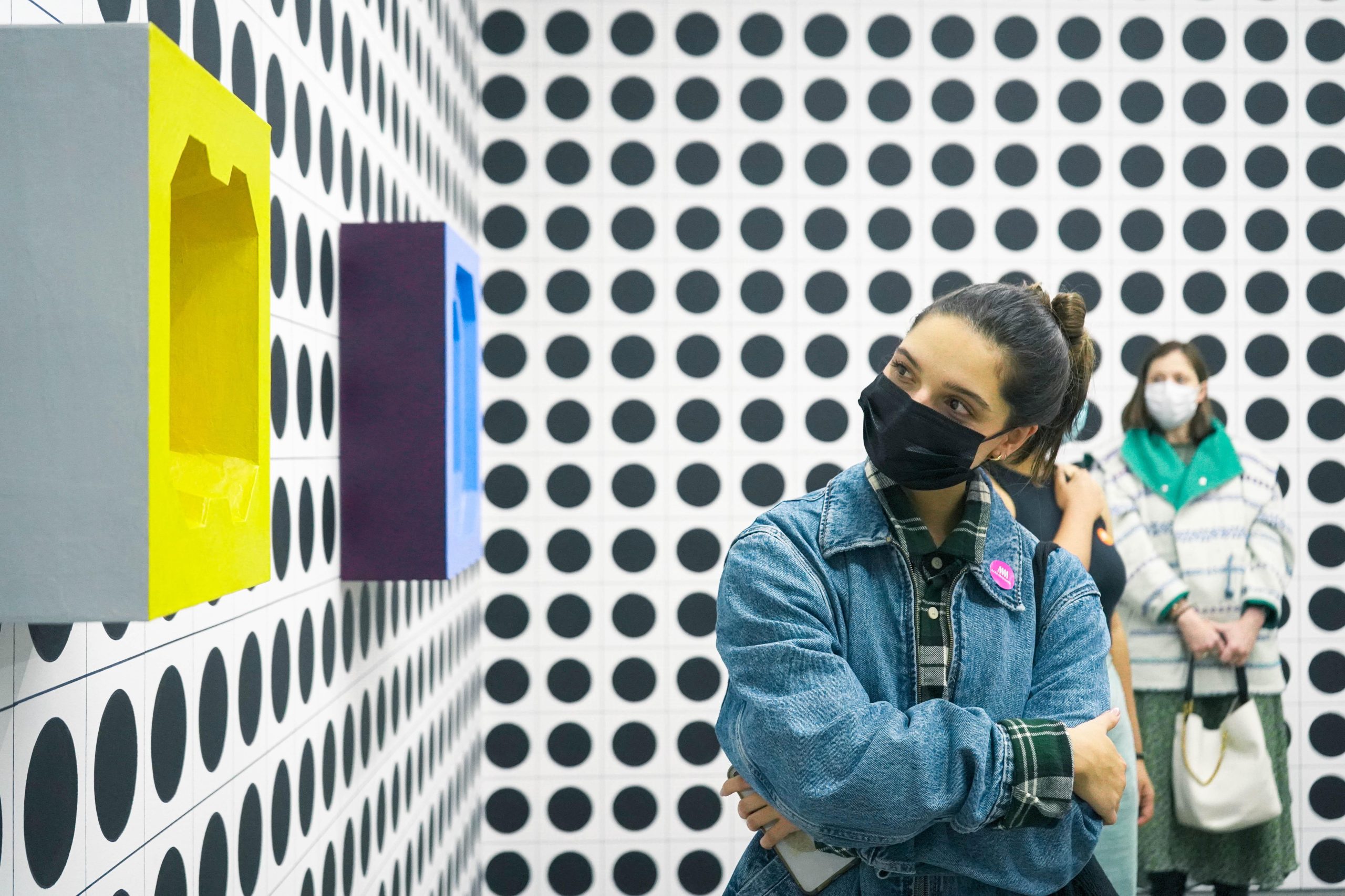 Exposición el Espejo Rodrigo Hernandez persona observando