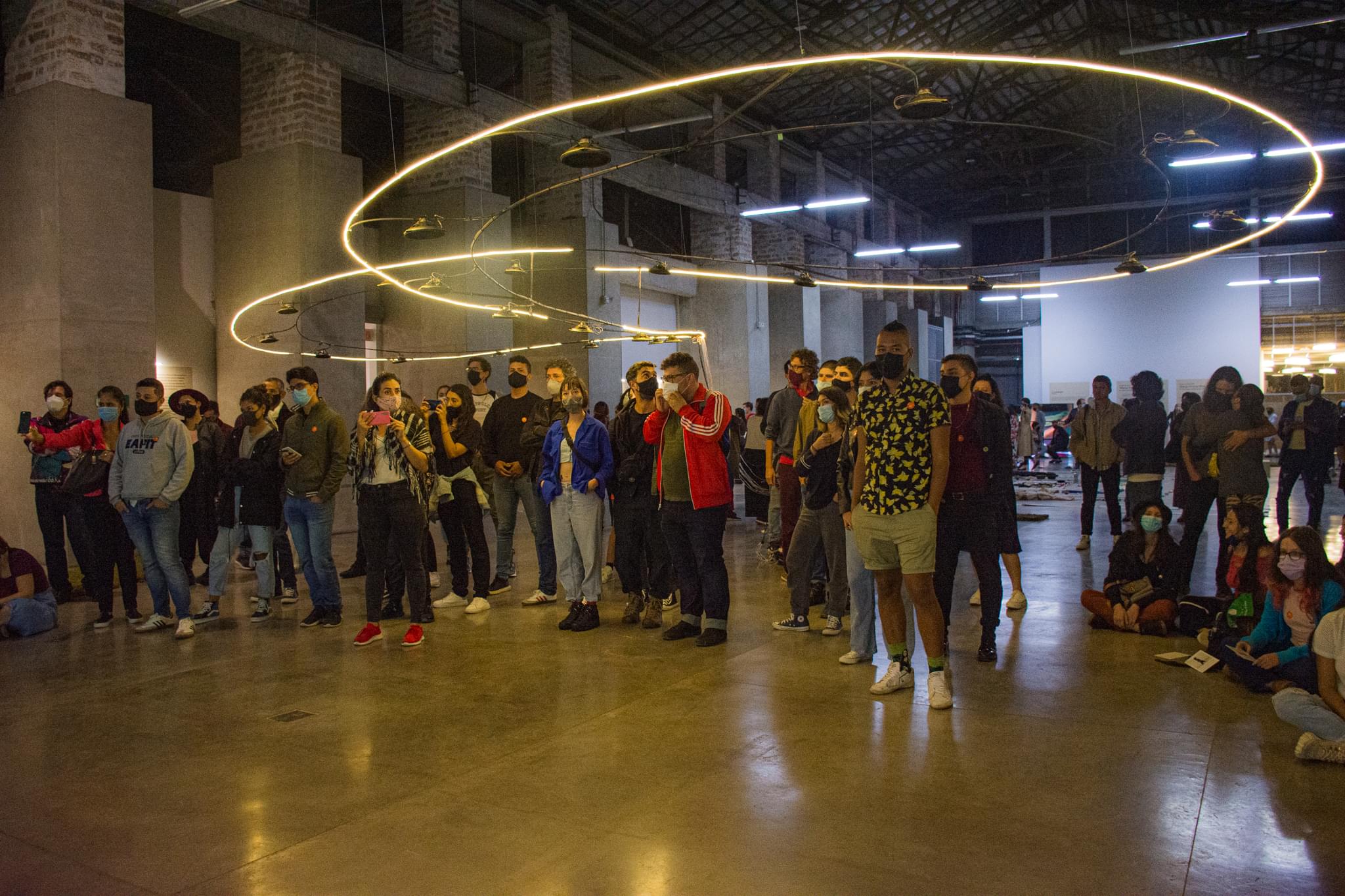 Exposición Si este fuera un principio de infinito María Teresa Hincapié personas reunidas