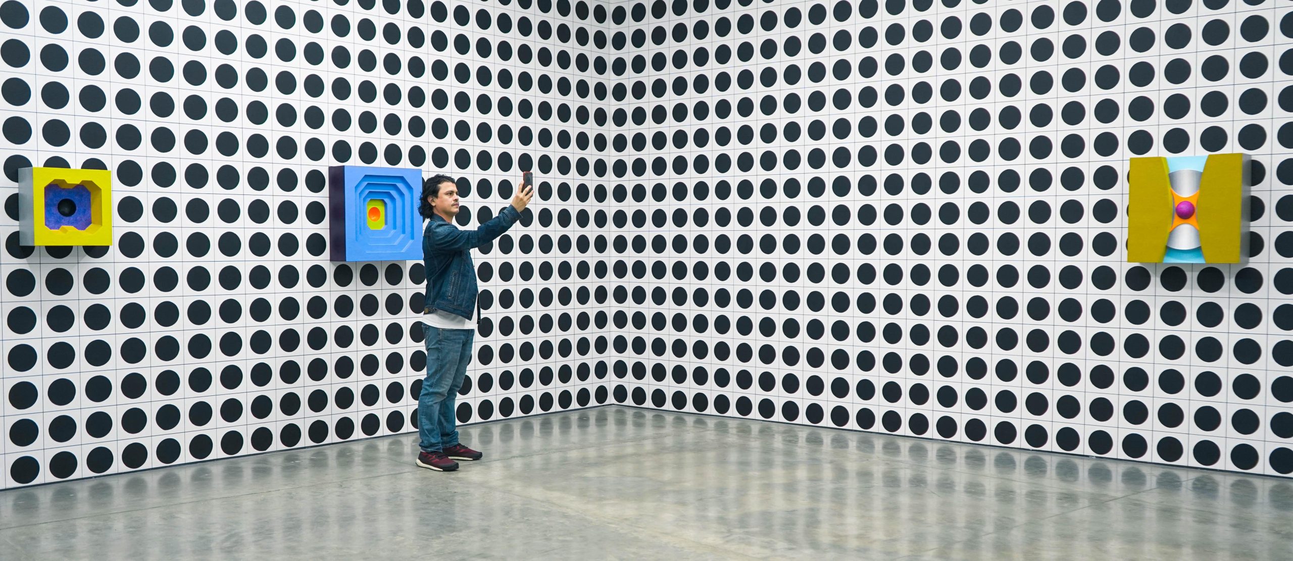 Exposición el Espejo Rodrigo Hernandez persona tomando selfie