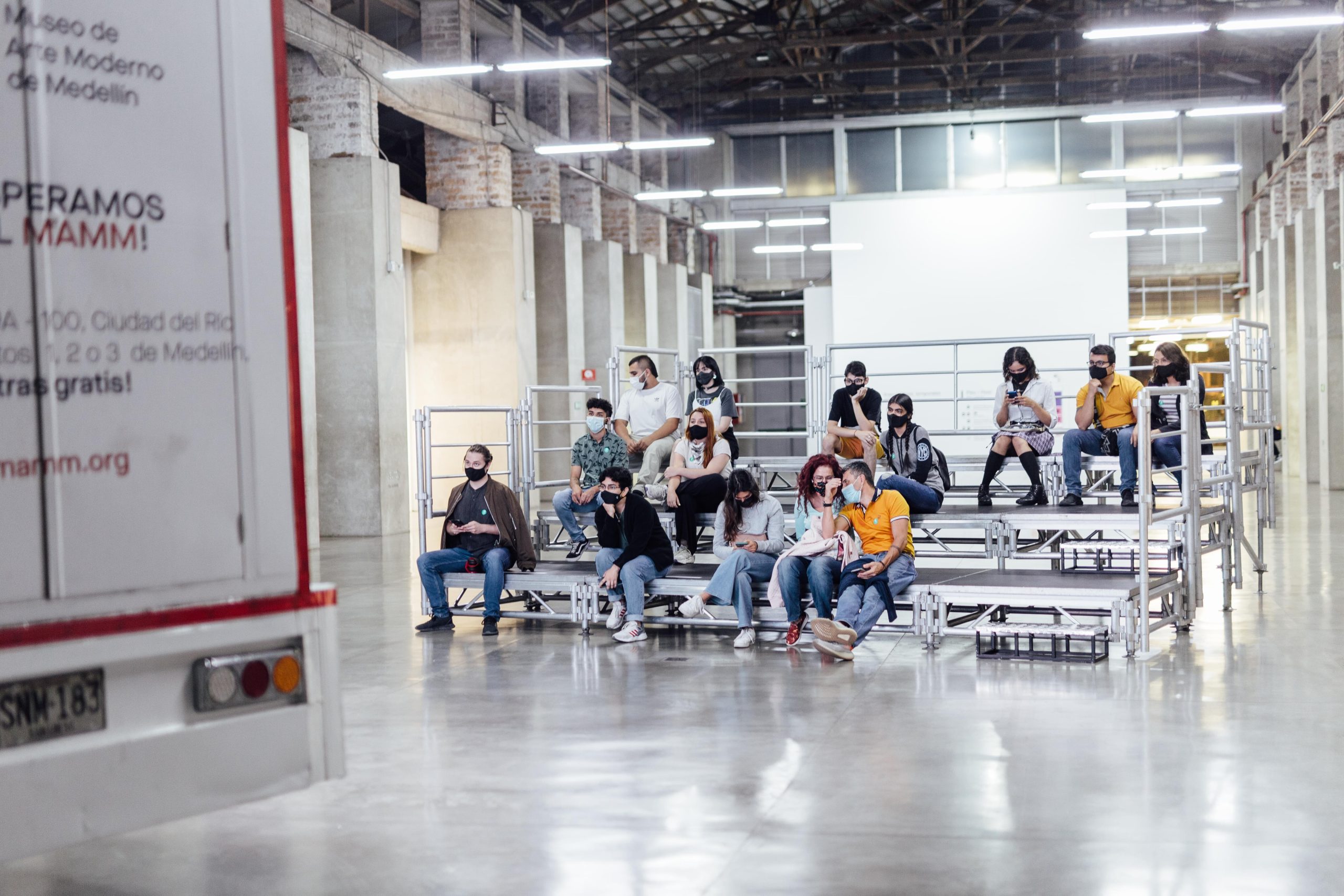 Exposiciones MAMM: personas analizan Exit World, una obra del colectivo DIS