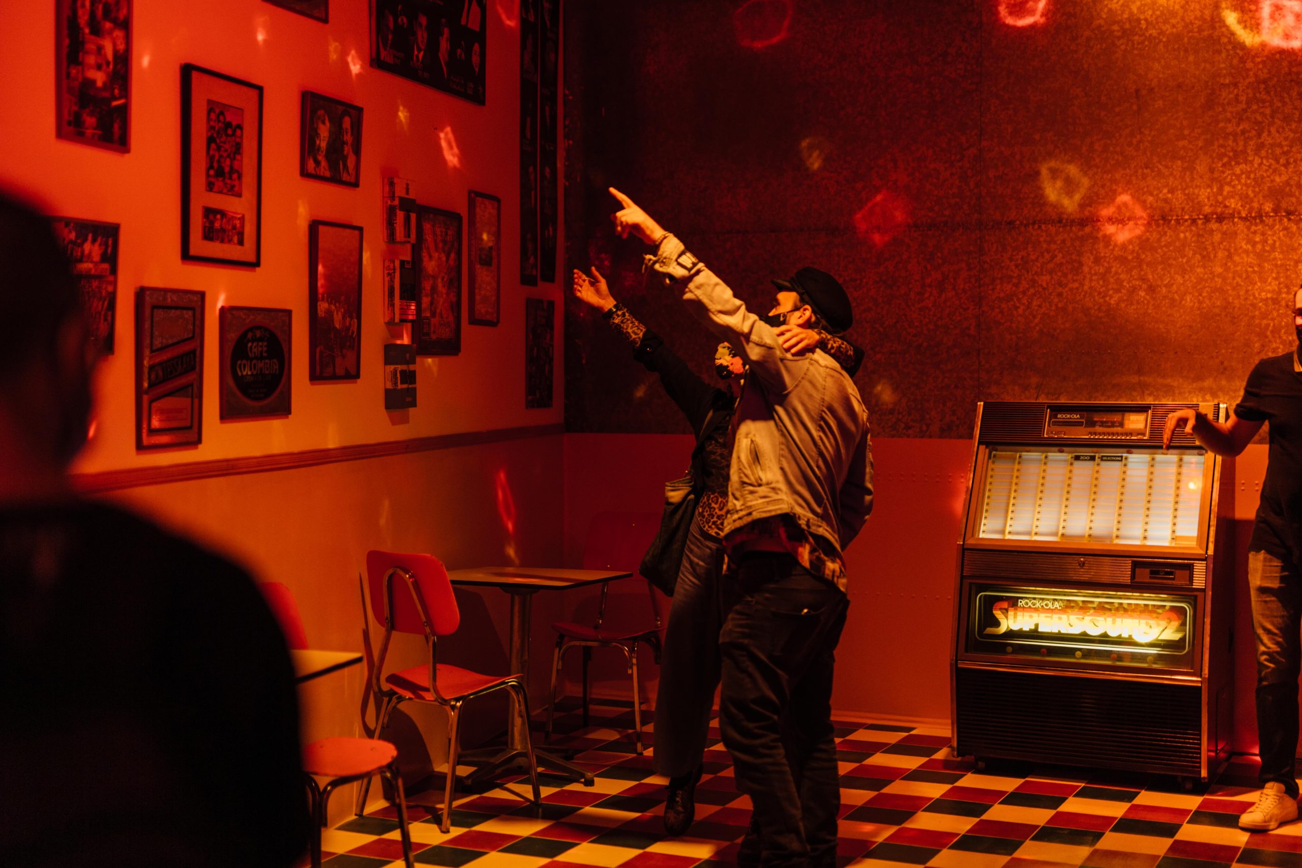 Exposiciones MAMM: personas identifican objetos en El camino mas largo Arte Contemporáneo en Antioquia