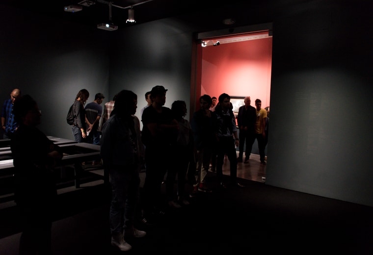 Personas ingresando al salón rojo parte de la exposición