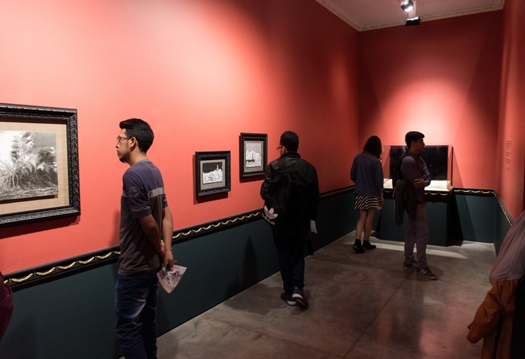 Personas en el salón rojo