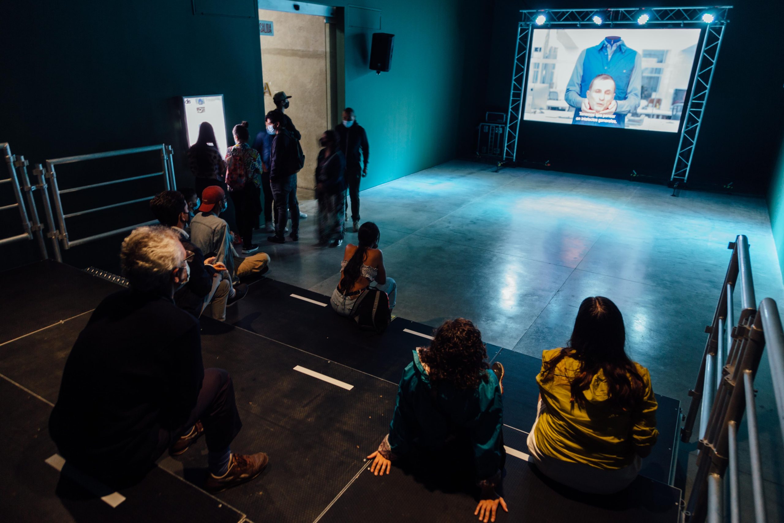 Exposiciones MAMM: público en la inauguración de Exit World, una obra del colectivo DIS