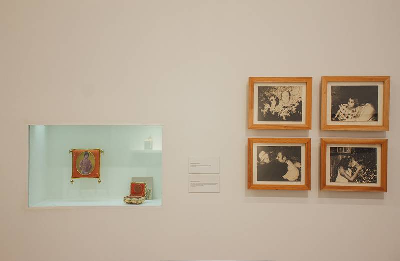 Exposición puerta de la contemporaneidad en pared