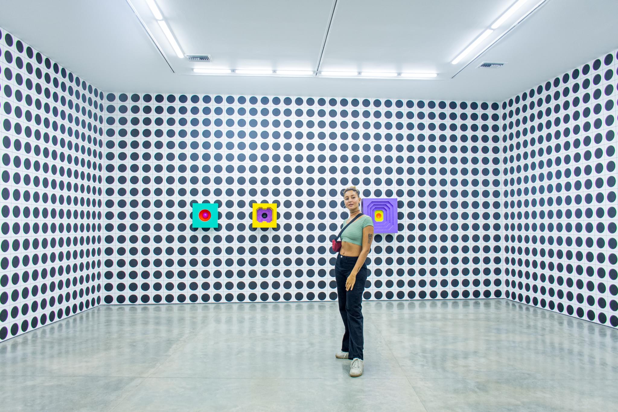 Exposición El Espejo Rodrigo Hernandez puntos en la pared