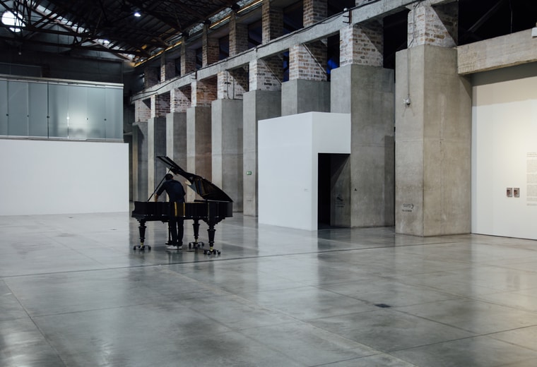 Exposición sala del mamm La noche que volvimos a ser gente