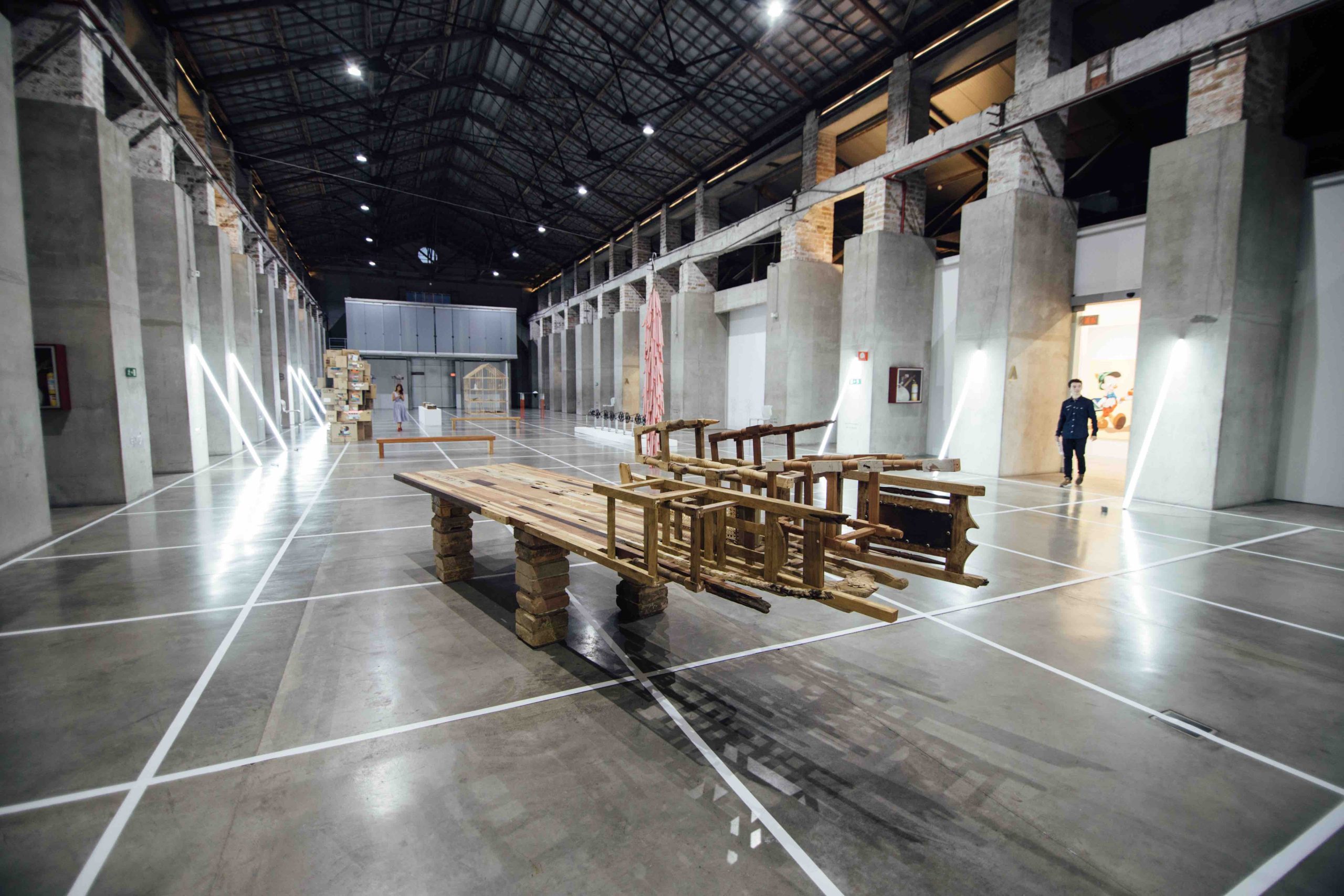 Exposiciones sillas de madera Patio de esculturas