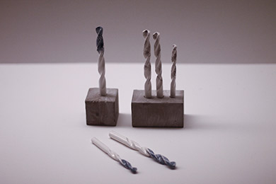 Exposición tornillos monadas Exposición caja roja Monadas Exposición sala del mamm Monadas Exposiciones obra cucharas Monadas Exposición suelo Monadas Tatyana Zambrano