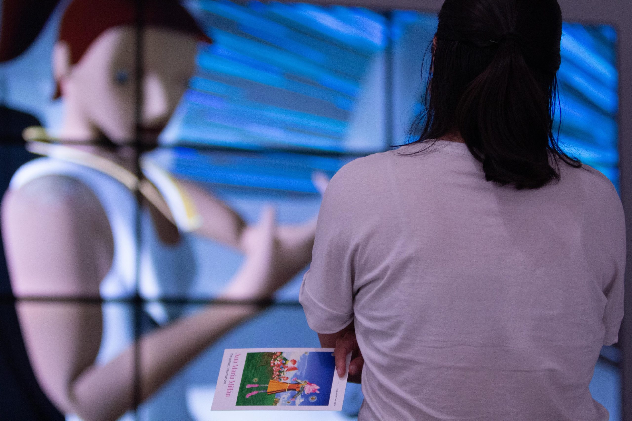 MAMM Exposiciones: visitante en la obra Trescaras, tres mundos