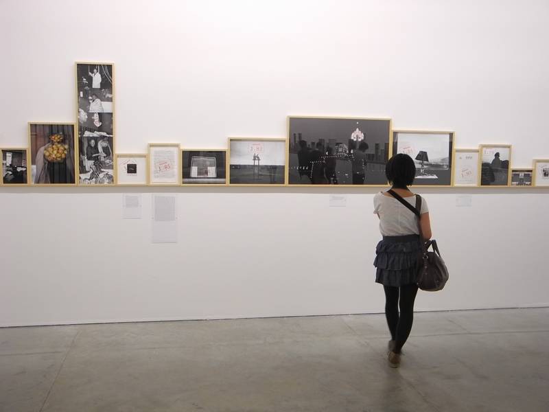 Visitante a la exposición Historias de papel