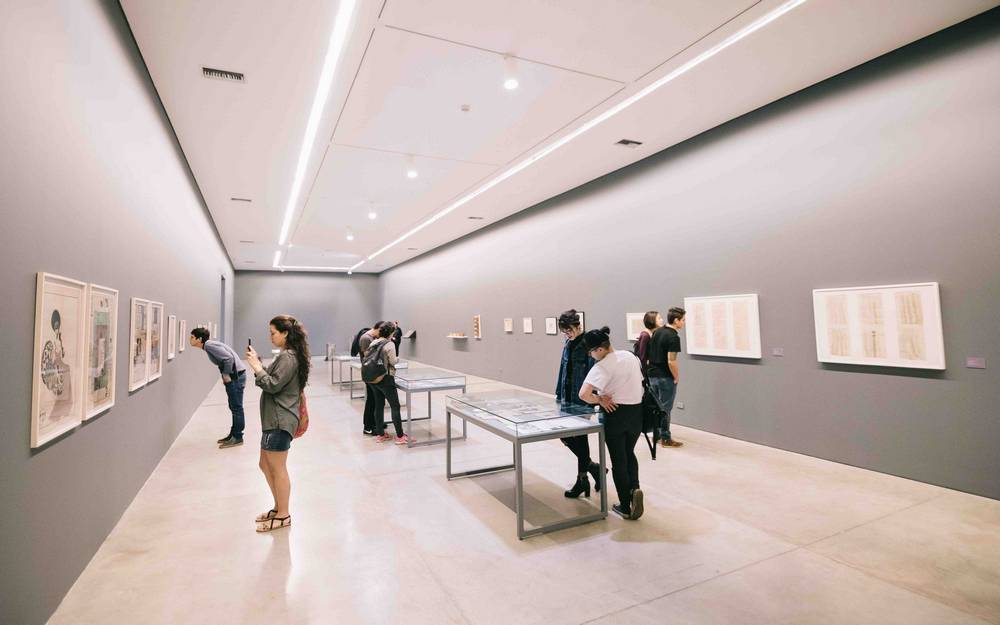 Visitantes a la exposición de Bernardo Salcedo: Cómo hacer cosas con palabras